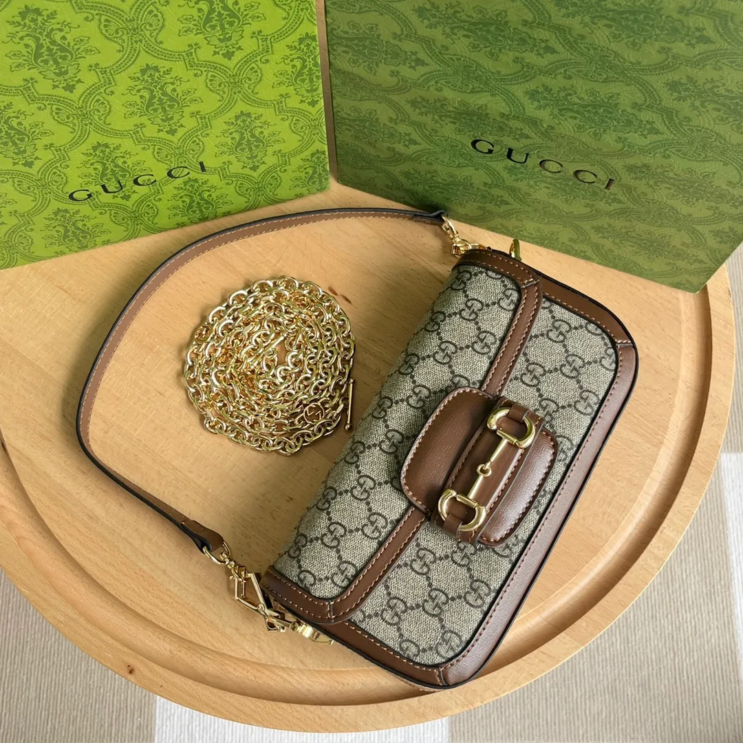 Actual shot #💰280 Style number: 735178 Caramel Size: 24✖️13.5✖️7.5cm Gucci Horsebit 1955 Baguette Xiaohongshu’s new backpack has 2 shoulder straps and can be carried in the hand, cross-body, or under the armpit. It is flatter and longer than the regular 1955 saddle bag. The chain is very textured. It is perfect for taking pictures when going out👍