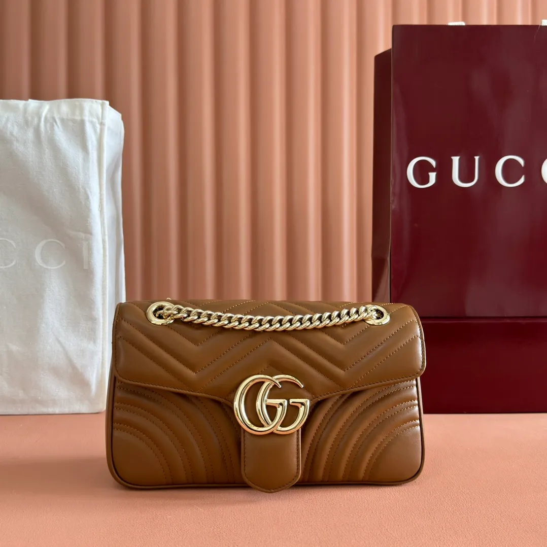 p1160. 💋💋💋Original leather [equipped with full counter packaging] GG Marmont series quilted mini handbag. This GG Marmont series mini handbag is made of highly recognizable shape, neutral new brown quilted V-shaped leather material, slightly stiff body, flip-top closure design, and double G accessories. This handbag adopts a diversified carrying design, and you can easily switch between a shoulder bag and a handbag by sliding the metal chain easily. New brown quilted V-shaped leather, antique gold-tone hardware, cotton and linen blend lining Double G, sliding chain strap that can be used as a shoulder strap (55cm high) or top handle (30cm high). Can also be used as a crossbody bag. Spring buckle flip cover, weight: about 0.6 kg. Model: 443497. Dimensions: 26 (W) x 13 (H) x 6cm (D) Color: New Brown Full Leather/Original Leather. Made in Italy