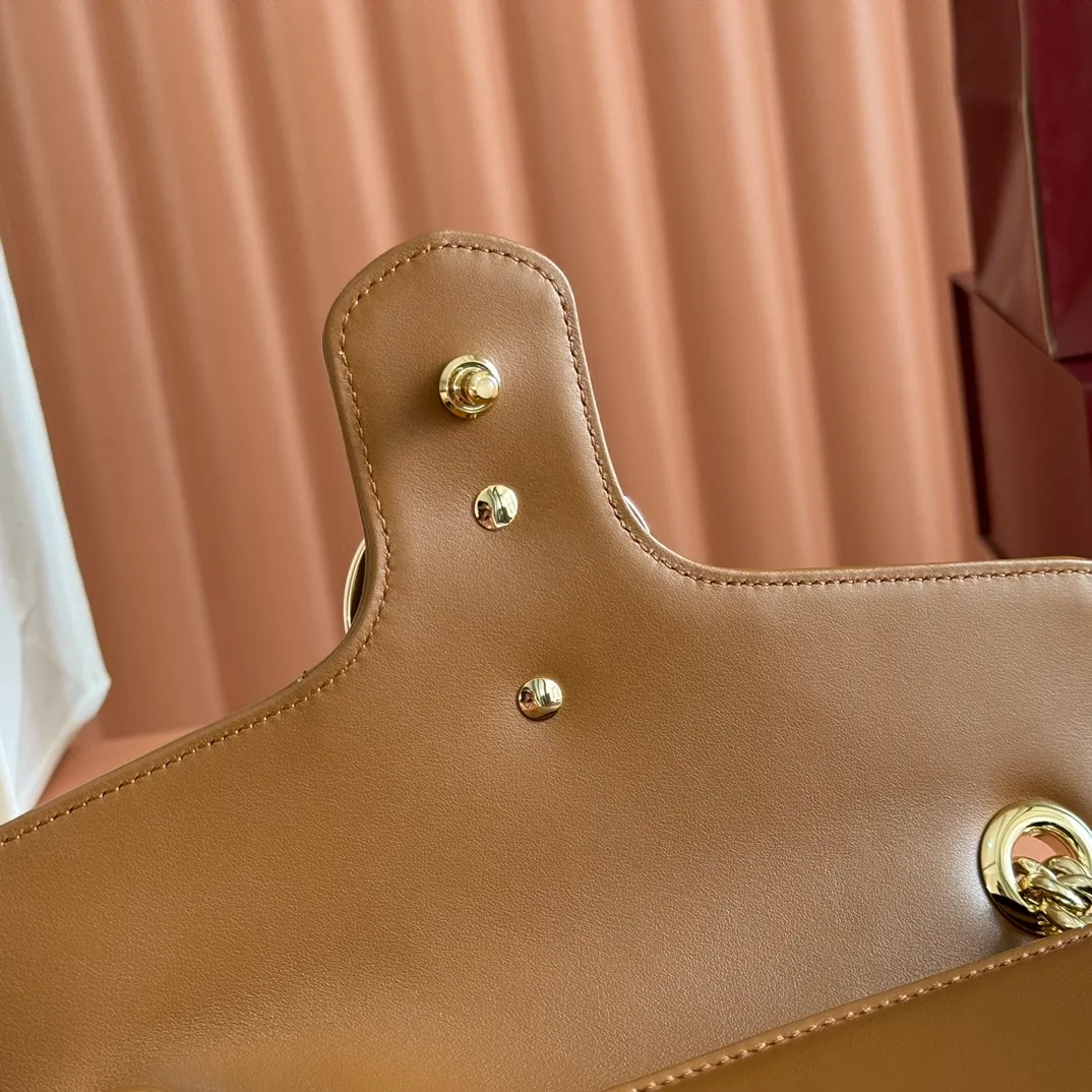 p1160. 💋💋💋Original leather [equipped with full counter packaging] GG Marmont series quilted mini handbag. This GG Marmont series mini handbag is made of highly recognizable shape, neutral new brown quilted V-shaped leather material, slightly stiff body, flip-top closure design, and double G accessories. This handbag adopts a diversified carrying design, and you can easily switch between a shoulder bag and a handbag by sliding the metal chain easily. New brown quilted V-shaped leather, antique gold-tone hardware, cotton and linen blend lining Double G, sliding chain strap that can be used as a shoulder strap (55cm high) or top handle (30cm high). Can also be used as a crossbody bag. Spring buckle flip cover, weight: about 0.6 kg. Model: 443497. Dimensions: 26 (W) x 13 (H) x 6cm (D) Color: New Brown Full Leather/Original Leather. Made in Italy