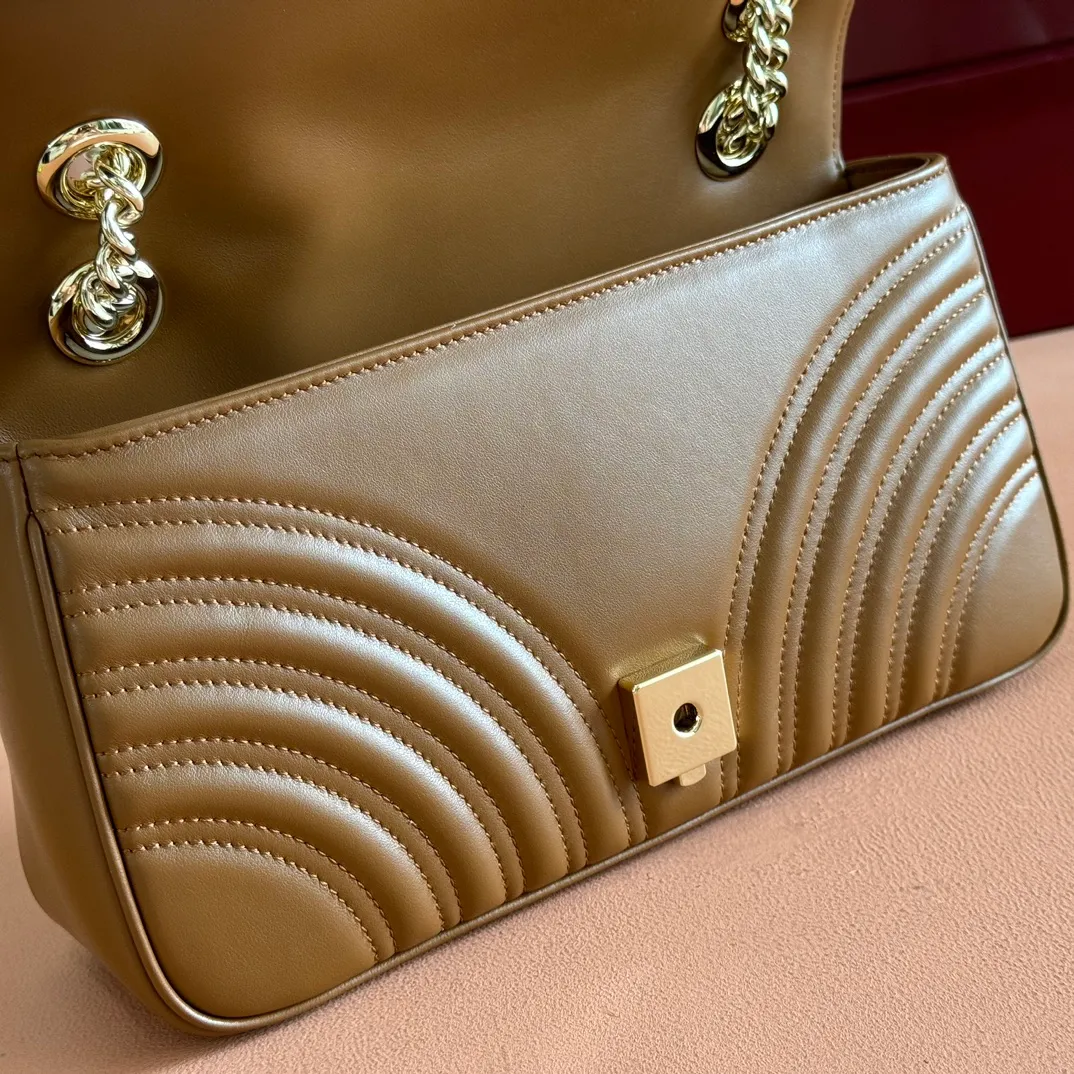 p1160. 💋💋💋Original leather [equipped with full counter packaging] GG Marmont series quilted mini handbag. This GG Marmont series mini handbag is made of highly recognizable shape, neutral new brown quilted V-shaped leather material, slightly stiff body, flip-top closure design, and double G accessories. This handbag adopts a diversified carrying design, and you can easily switch between a shoulder bag and a handbag by sliding the metal chain easily. New brown quilted V-shaped leather, antique gold-tone hardware, cotton and linen blend lining Double G, sliding chain strap that can be used as a shoulder strap (55cm high) or top handle (30cm high). Can also be used as a crossbody bag. Spring buckle flip cover, weight: about 0.6 kg. Model: 443497. Dimensions: 26 (W) x 13 (H) x 6cm (D) Color: New Brown Full Leather/Original Leather. Made in Italy