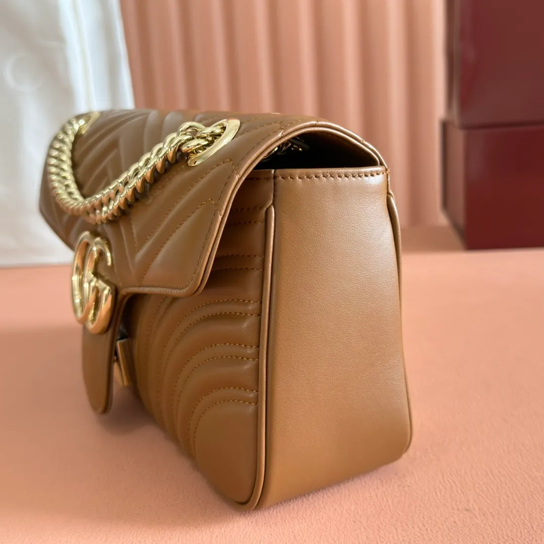 p1160. 💋💋💋Original leather [equipped with full counter packaging] GG Marmont series quilted mini handbag. This GG Marmont series mini handbag is made of highly recognizable shape, neutral new brown quilted V-shaped leather material, slightly stiff body, flip-top closure design, and double G accessories. This handbag adopts a diversified carrying design, and you can easily switch between a shoulder bag and a handbag by sliding the metal chain easily. New brown quilted V-shaped leather, antique gold-tone hardware, cotton and linen blend lining Double G, sliding chain strap that can be used as a shoulder strap (55cm high) or top handle (30cm high). Can also be used as a crossbody bag. Spring buckle flip cover, weight: about 0.6 kg. Model: 443497. Dimensions: 26 (W) x 13 (H) x 6cm (D) Color: New Brown Full Leather/Original Leather. Made in Italy