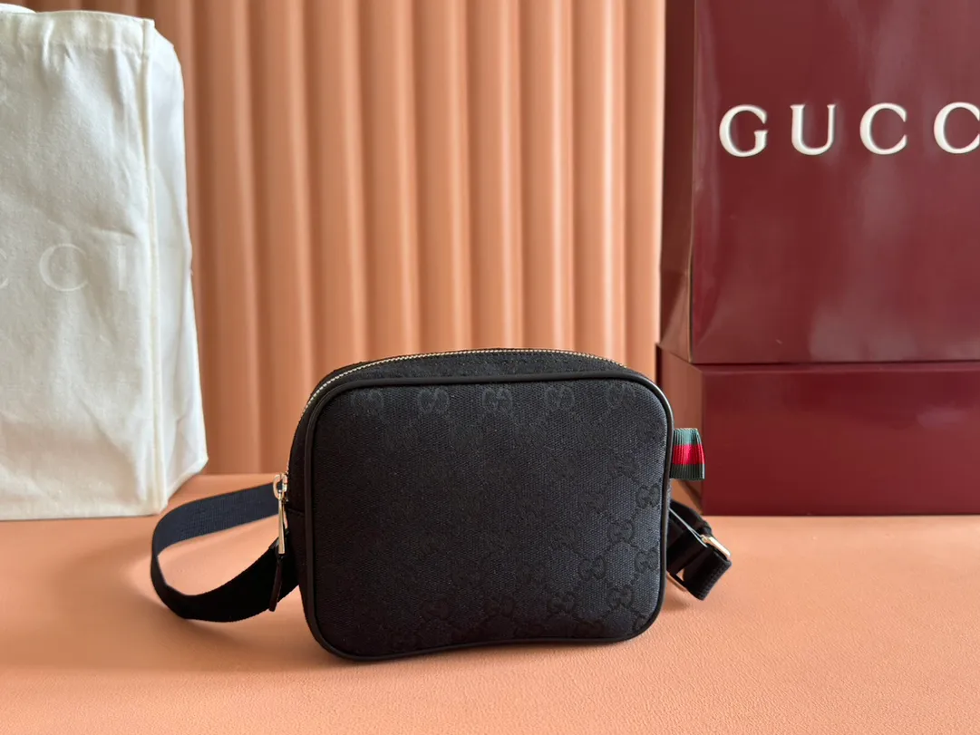 p820💋💋💋【Full set of counter packaging】GG canvas pays homage to the brand's instantly recognizable GG monogram pattern, which is derived from the initials of the brand's founder, Mr. Guccio Gucci. This everyday tote is embellished with red and green web details and features a dark brown leather shoulder strap, making it an ideal accessory. Beige and dark brown GG canvas Dark brown leather piping Red and green web details Nylon lining Model: 834268 Dimensions: 17.5cm (W) x 14cm (H) x 5cm (D) Weight: approx. 0.3kg Color: Apricot brown/original leather Made in Italy