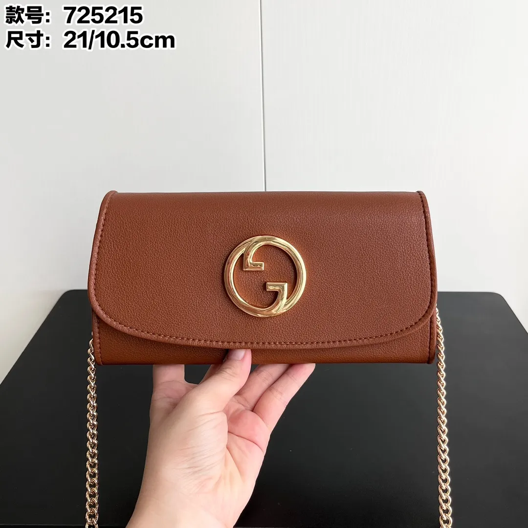 Actual shot #💰260 Model: 725215 Comes with box Size: 21x10.5cm I fell in love with Gucci Blondie at first sight. Second-hand bags have always been my favorite. They are super popular now, mainly because they are so beautiful! It can be worn as an armpit bag or as a cross-body carry. Depending on your mood, I find it very retro, fashionable and fascinating to carry it either way! Many colors to choose from, running quantity models