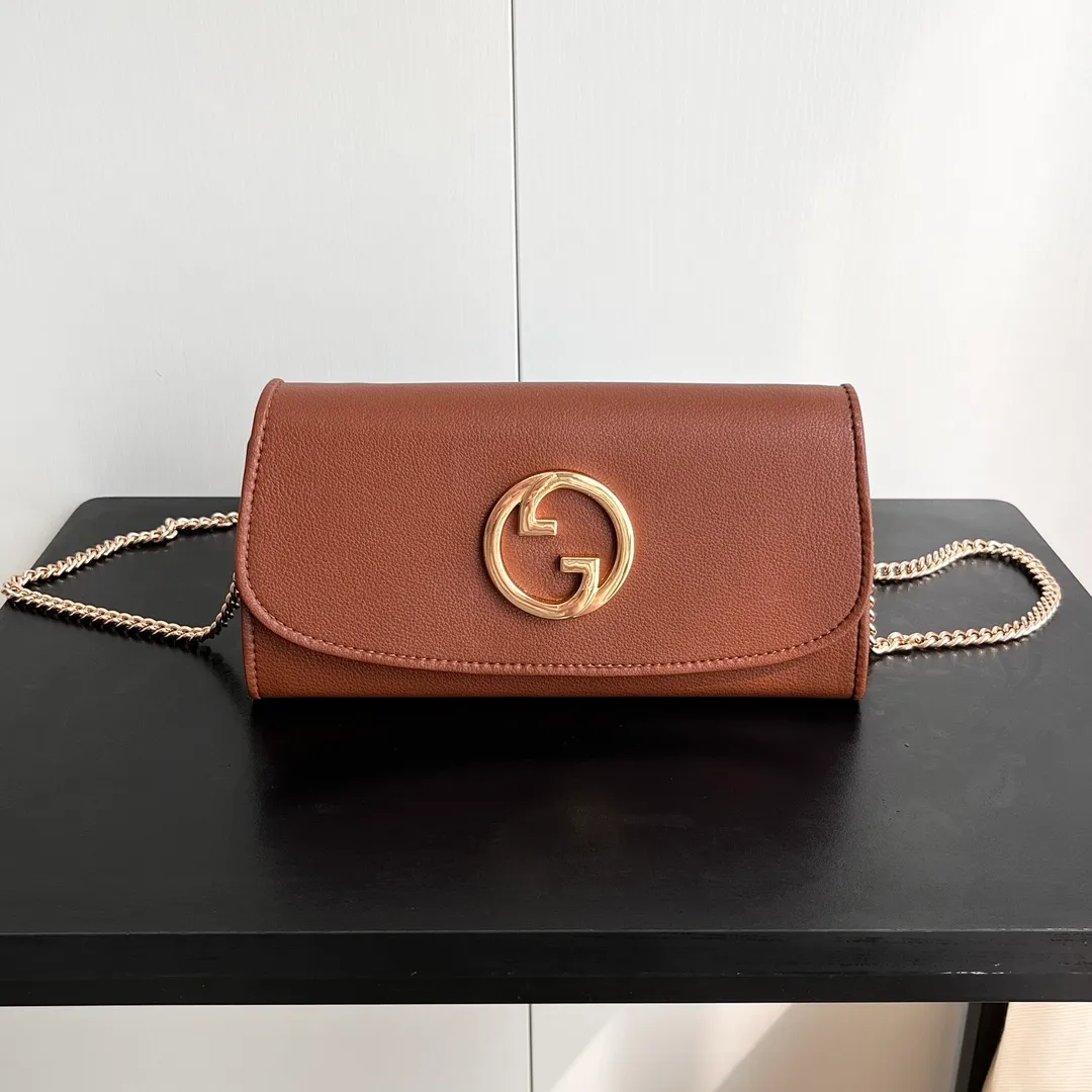 Actual shot #💰260 Model: 725215 Comes with box Size: 21x10.5cm I fell in love with Gucci Blondie at first sight. Second-hand bags have always been my favorite. They are super popular now, mainly because they are so beautiful! It can be worn as an armpit bag or as a cross-body carry. Depending on your mood, I find it very retro, fashionable and fascinating to carry it either way! Many colors to choose from, running quantity models
