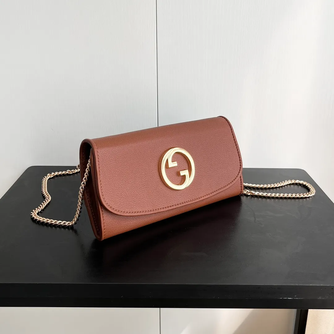 Actual shot #💰260 Model: 725215 Comes with box Size: 21x10.5cm I fell in love with Gucci Blondie at first sight. Second-hand bags have always been my favorite. They are super popular now, mainly because they are so beautiful! It can be worn as an armpit bag or as a cross-body carry. Depending on your mood, I find it very retro, fashionable and fascinating to carry it either way! Many colors to choose from, running quantity models