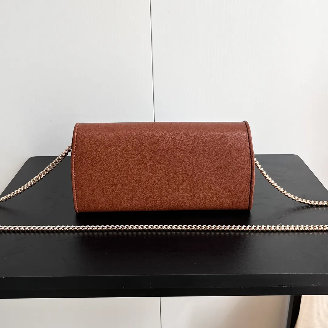 Actual shot #💰260 Model: 725215 Comes with box Size: 21x10.5cm I fell in love with Gucci Blondie at first sight. Second-hand bags have always been my favorite. They are super popular now, mainly because they are so beautiful! It can be worn as an armpit bag or as a cross-body carry. Depending on your mood, I find it very retro, fashionable and fascinating to carry it either way! Many colors to choose from, running quantity models