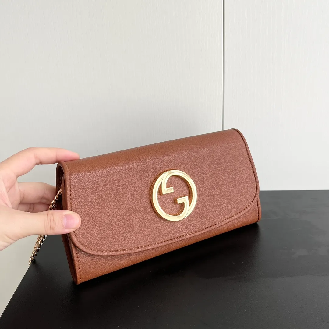 Actual shot #💰260 Model: 725215 Comes with box Size: 21x10.5cm I fell in love with Gucci Blondie at first sight. Second-hand bags have always been my favorite. They are super popular now, mainly because they are so beautiful! It can be worn as an armpit bag or as a cross-body carry. Depending on your mood, I find it very retro, fashionable and fascinating to carry it either way! Many colors to choose from, running quantity models
