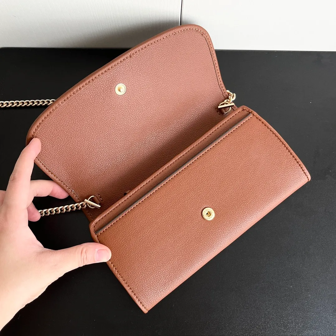 Actual shot #💰260 Model: 725215 Comes with box Size: 21x10.5cm I fell in love with Gucci Blondie at first sight. Second-hand bags have always been my favorite. They are super popular now, mainly because they are so beautiful! It can be worn as an armpit bag or as a cross-body carry. Depending on your mood, I find it very retro, fashionable and fascinating to carry it either way! Many colors to choose from, running quantity models