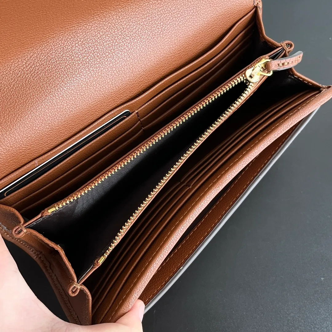 Actual shot #💰260 Model: 725215 Comes with box Size: 21x10.5cm I fell in love with Gucci Blondie at first sight. Second-hand bags have always been my favorite. They are super popular now, mainly because they are so beautiful! It can be worn as an armpit bag or as a cross-body carry. Depending on your mood, I find it very retro, fashionable and fascinating to carry it either way! Many colors to choose from, running quantity models