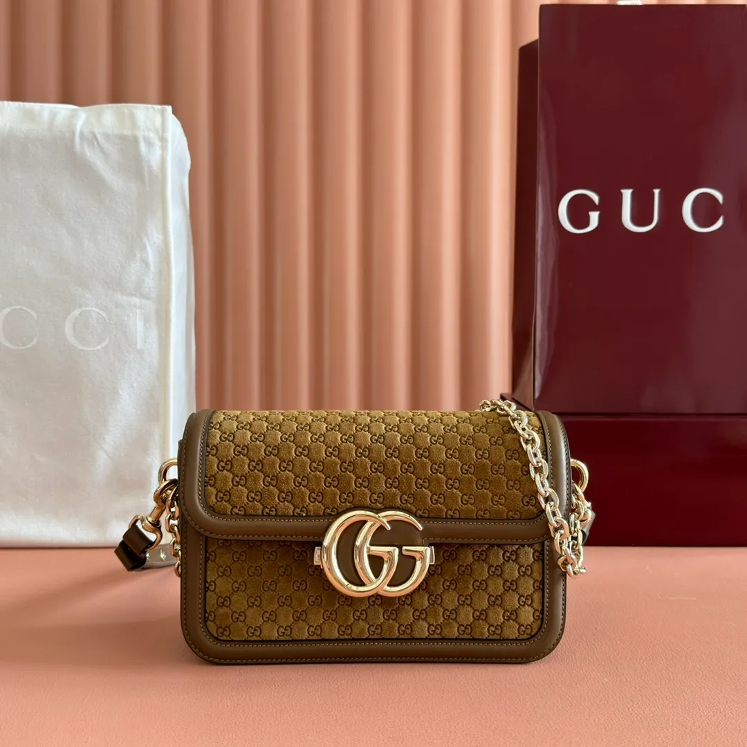 p1560. 💋💋💋 Comes with a full set of original counter packaging [New Product] The Gucci Go series is specially designed for sports. This shoulder bag is made of exquisite and lightweight GG Monogram suede and equipped with an elegant chain strap, adding another dazzling masterpiece to the 2025 spring and summer series. The interior layout of the bag is also very practical, with a removable mirror on the back. Green GG Monogram suede Green leather trim Light gold-tone hardware Beige cotton and linen blend lining Interior: Three main compartments, one zipped pocket External: Removable mirror on the rear Chain strap (21 cm high); Detachable and adjustable shoulder strap (27 cm high); Length adjustable between 64 cm and 103 cm Spring clip buckle Model: 826761. Dimensions: 21.5cm (width) x 14cm (height) x 9cm (depth) Weight: about 0.8kg Color: brown velvet fabric/original leather. Made in Italy