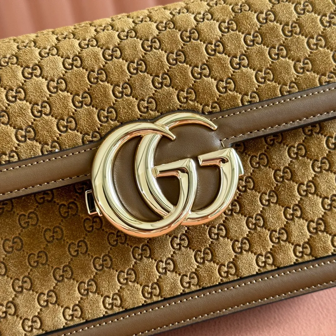 p1560. 💋💋💋 Comes with a full set of original counter packaging [New Product] The Gucci Go series is specially designed for sports. This shoulder bag is made of exquisite and lightweight GG Monogram suede and equipped with an elegant chain strap, adding another dazzling masterpiece to the 2025 spring and summer series. The interior layout of the bag is also very practical, with a removable mirror on the back. Green GG Monogram suede Green leather trim Light gold-tone hardware Beige cotton and linen blend lining Interior: Three main compartments, one zipped pocket External: Removable mirror on the rear Chain strap (21 cm high); Detachable and adjustable shoulder strap (27 cm high); Length adjustable between 64 cm and 103 cm Spring clip buckle Model: 826761. Dimensions: 21.5cm (width) x 14cm (height) x 9cm (depth) Weight: about 0.8kg Color: brown velvet fabric/original leather. Made in Italy