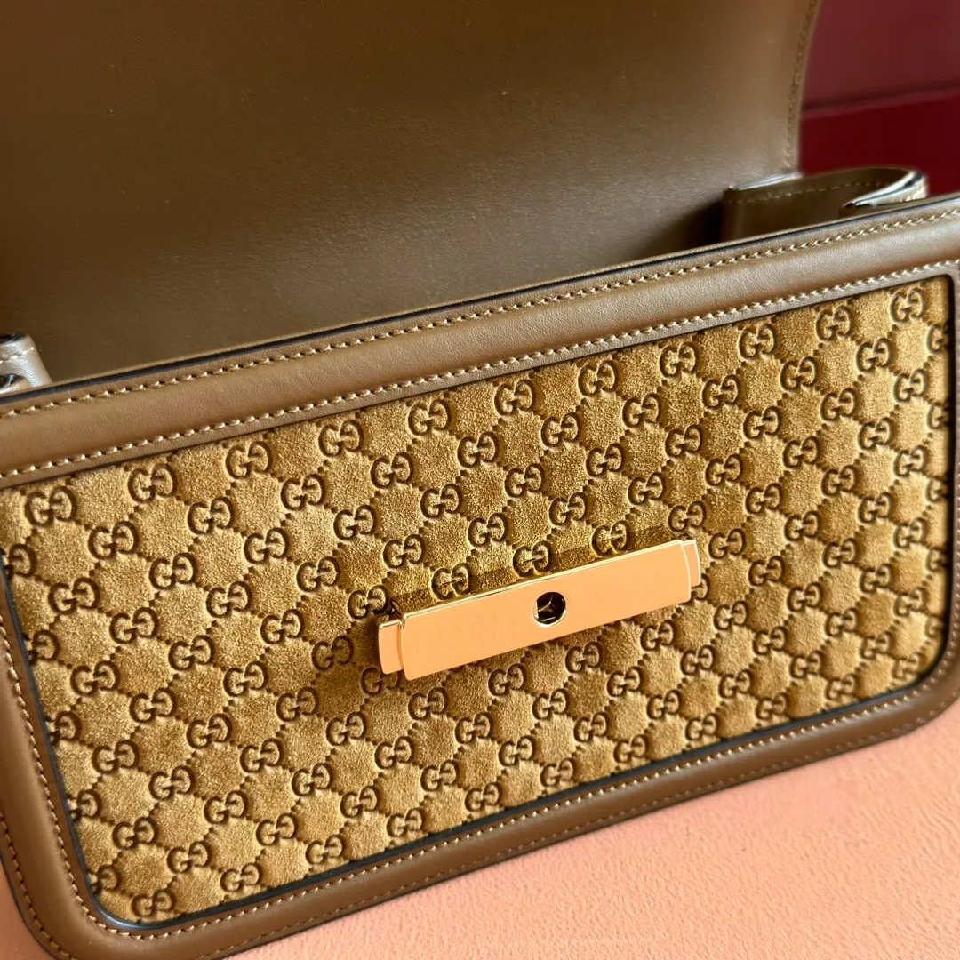 p1560. 💋💋💋 Comes with a full set of original counter packaging [New Product] The Gucci Go series is specially designed for sports. This shoulder bag is made of exquisite and lightweight GG Monogram suede and equipped with an elegant chain strap, adding another dazzling masterpiece to the 2025 spring and summer series. The interior layout of the bag is also very practical, with a removable mirror on the back. Green GG Monogram suede Green leather trim Light gold-tone hardware Beige cotton and linen blend lining Interior: Three main compartments, one zipped pocket External: Removable mirror on the rear Chain strap (21 cm high); Detachable and adjustable shoulder strap (27 cm high); Length adjustable between 64 cm and 103 cm Spring clip buckle Model: 826761. Dimensions: 21.5cm (width) x 14cm (height) x 9cm (depth) Weight: about 0.8kg Color: brown velvet fabric/original leather. Made in Italy