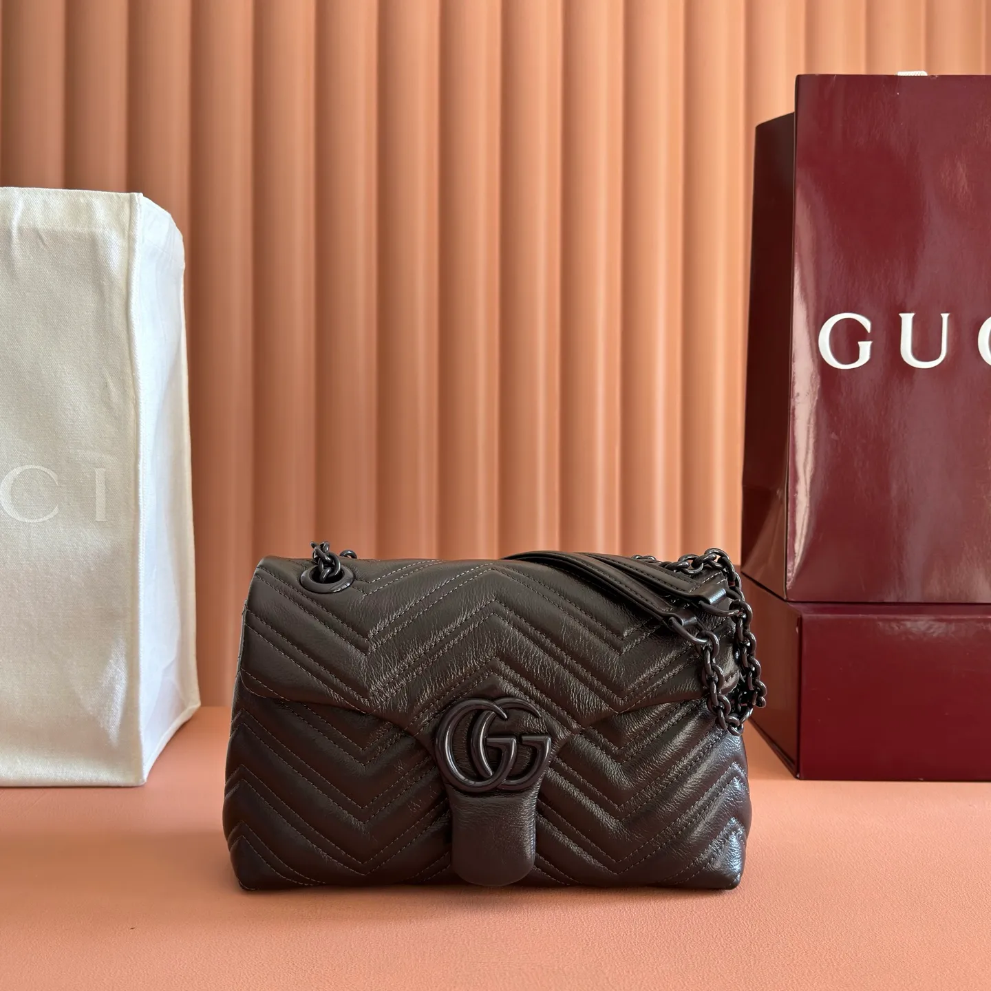 p1400💋💋💋[Original configuration and full counter packaging] This brand's classic GG Marmont series handbag is crafted from extremely soft cow leather, decorated with double G-shaped accessories, and matched with three-dimensional and multi-faceted chain shoulder straps. The entire bag has a soft and delicate structure. Black quilted V-shaped nappa leather Tonal enamel hardware Black rayon lining Double G Interior: 1 open pocket Sliding chain shoulder strap: 23.5cm - 45cm Magnetic press-button closure Ident No.: 855371. Dimensions: 23cm (W) x 17cm (H) x 9cm (D) Weight: Approx. 0.75kg Color: Brown/Soft Leather.