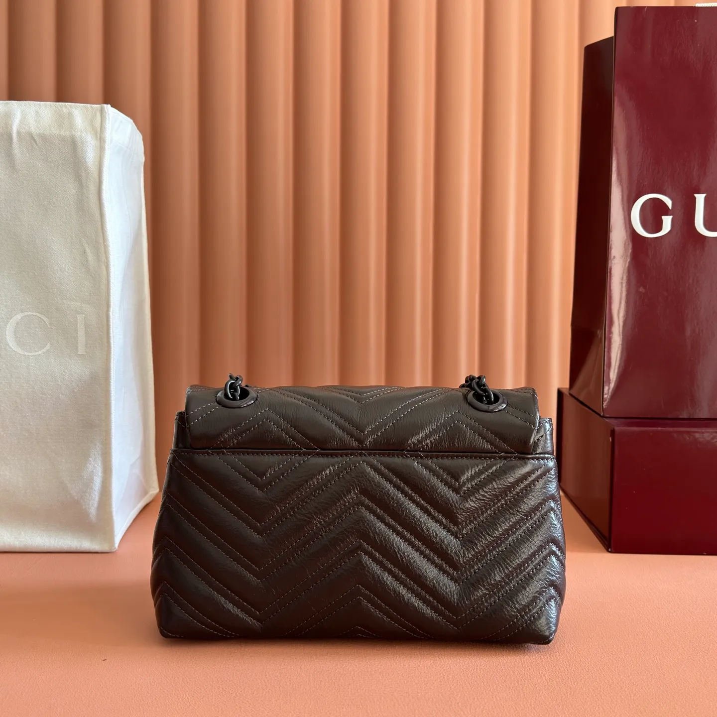p1400💋💋💋[Original configuration and full counter packaging] This brand's classic GG Marmont series handbag is crafted from extremely soft cow leather, decorated with double G-shaped accessories, and matched with three-dimensional and multi-faceted chain shoulder straps. The entire bag has a soft and delicate structure. Black quilted V-shaped nappa leather Tonal enamel hardware Black rayon lining Double G Interior: 1 open pocket Sliding chain shoulder strap: 23.5cm - 45cm Magnetic press-button closure Ident No.: 855371. Dimensions: 23cm (W) x 17cm (H) x 9cm (D) Weight: Approx. 0.75kg Color: Brown/Soft Leather.