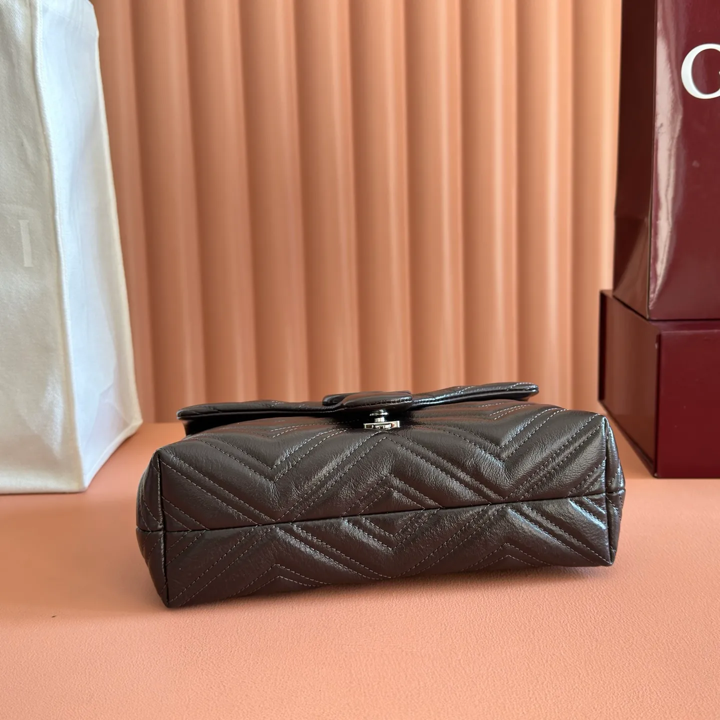 p1400💋💋💋[Original configuration and full counter packaging] This brand's classic GG Marmont series handbag is crafted from extremely soft cow leather, decorated with double G-shaped accessories, and matched with three-dimensional and multi-faceted chain shoulder straps. The entire bag has a soft and delicate structure. Black quilted V-shaped nappa leather Tonal enamel hardware Black rayon lining Double G Interior: 1 open pocket Sliding chain shoulder strap: 23.5cm - 45cm Magnetic press-button closure Ident No.: 855371. Dimensions: 23cm (W) x 17cm (H) x 9cm (D) Weight: Approx. 0.75kg Color: Brown/Soft Leather.