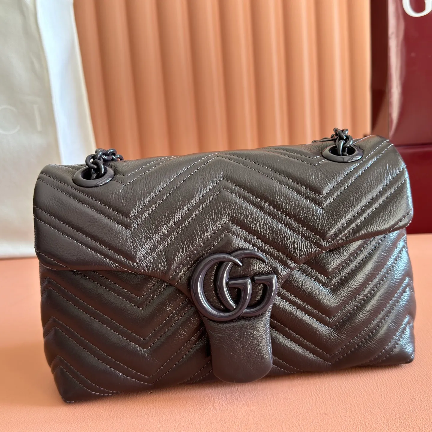 p1400💋💋💋[Original configuration and full counter packaging] This brand's classic GG Marmont series handbag is crafted from extremely soft cow leather, decorated with double G-shaped accessories, and matched with three-dimensional and multi-faceted chain shoulder straps. The entire bag has a soft and delicate structure. Black quilted V-shaped nappa leather Tonal enamel hardware Black rayon lining Double G Interior: 1 open pocket Sliding chain shoulder strap: 23.5cm - 45cm Magnetic press-button closure Ident No.: 855371. Dimensions: 23cm (W) x 17cm (H) x 9cm (D) Weight: Approx. 0.75kg Color: Brown/Soft Leather.