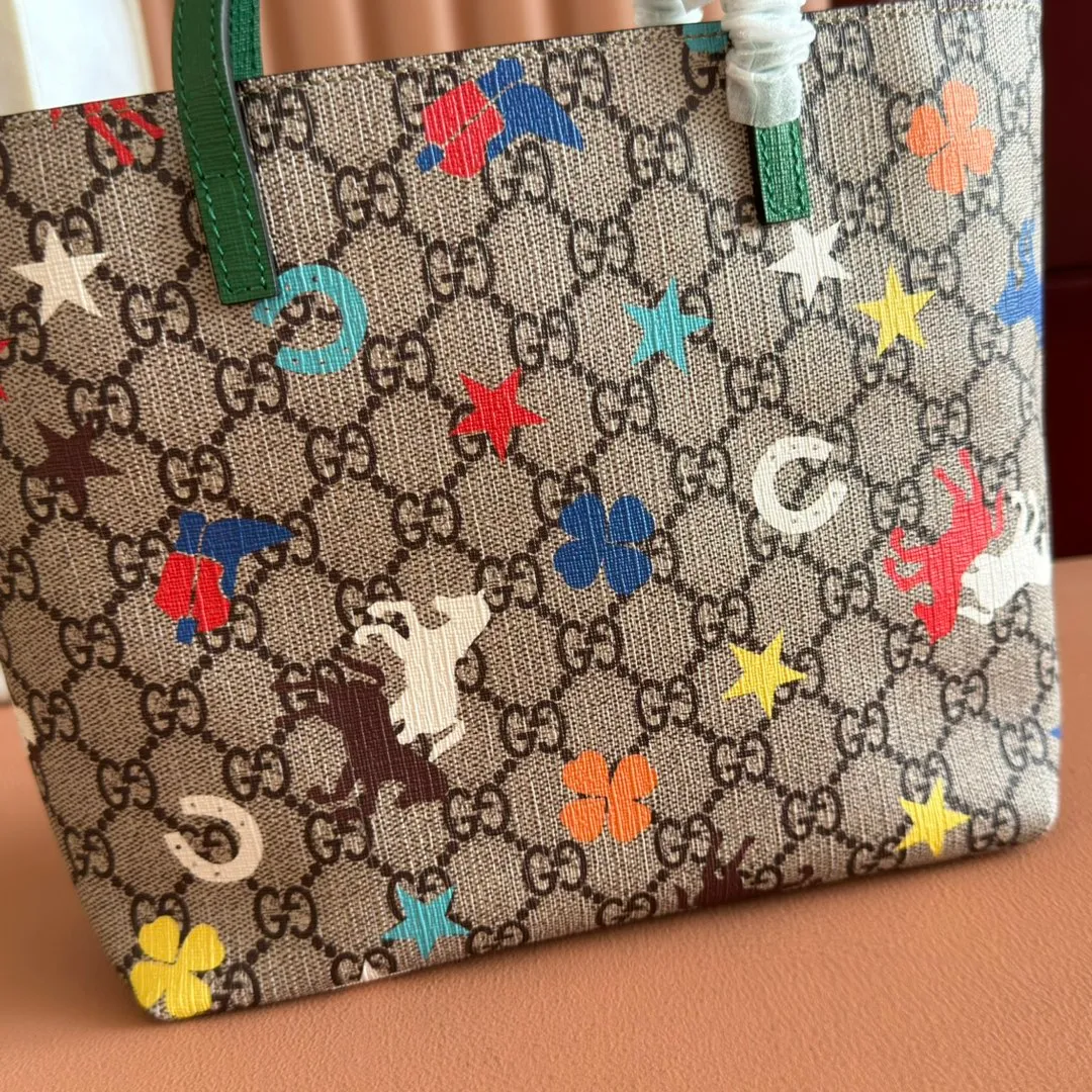 p540💋💋💋【With full set of original counter packaging】 It’s time to buy a children’s bag to look cute! Most of the people who buy this children's bag are adults, who still have children at heart. However, this bag is really good, very practical, and has a large capacity... If you use it well, you can even leave it for your daughter. It has a high rate of return for both adults and children. Model: 410812 Size: 21*20*10cm. Color: pony