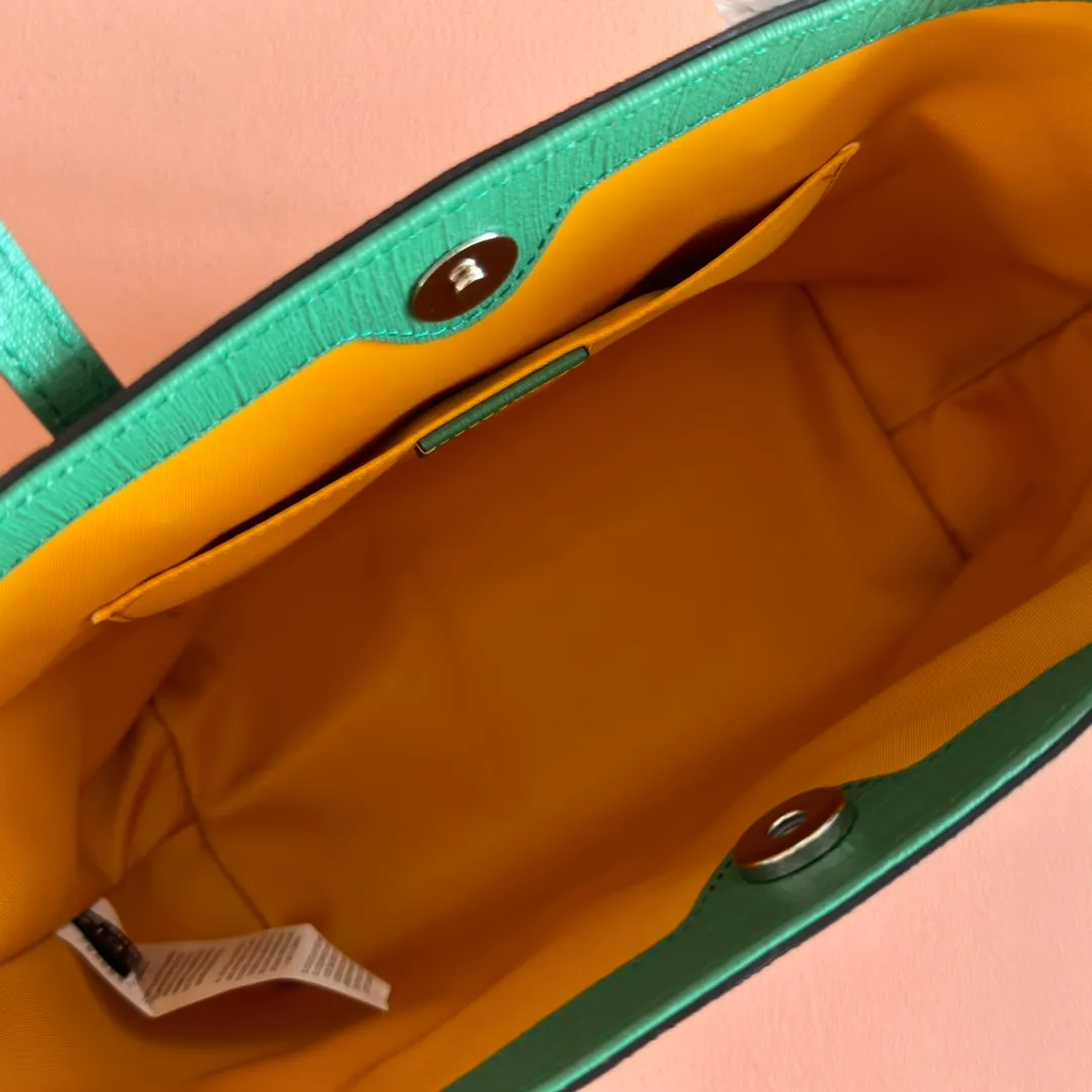 p540💋💋💋【With full set of original counter packaging】 It’s time to buy a children’s bag to look cute! Most of the people who buy this children's bag are adults, who still have children at heart. However, this bag is really good, very practical, and has a large capacity... If you use it well, you can even leave it for your daughter. It has a high rate of return for both adults and children. Model: 410812 Size: 21*20*10cm. Color: pony
