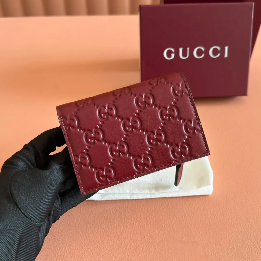 p440. 💋💋💋"With full set of original counter packaging"💕2025 autumn and winter series, GG Emblem series reinterprets the brand's timeless elegance and exquisite craftsmanship. This small wallet features six card compartments, an open pocket, a zip pocket and a bill compartment for added functionality. Gucci Rosso Ancora GG printed embossed cow leather, gold tone accessories, button closure, model number: 847208. Dimensions when closed: 11cm (W) x 8.5cm (H) x 3cm (D); Dimensions when open: 11cm (W) x 17.5cm (H) Weight: approx. 0.13kg Color: Embossed Anchor Red. Made in Italy