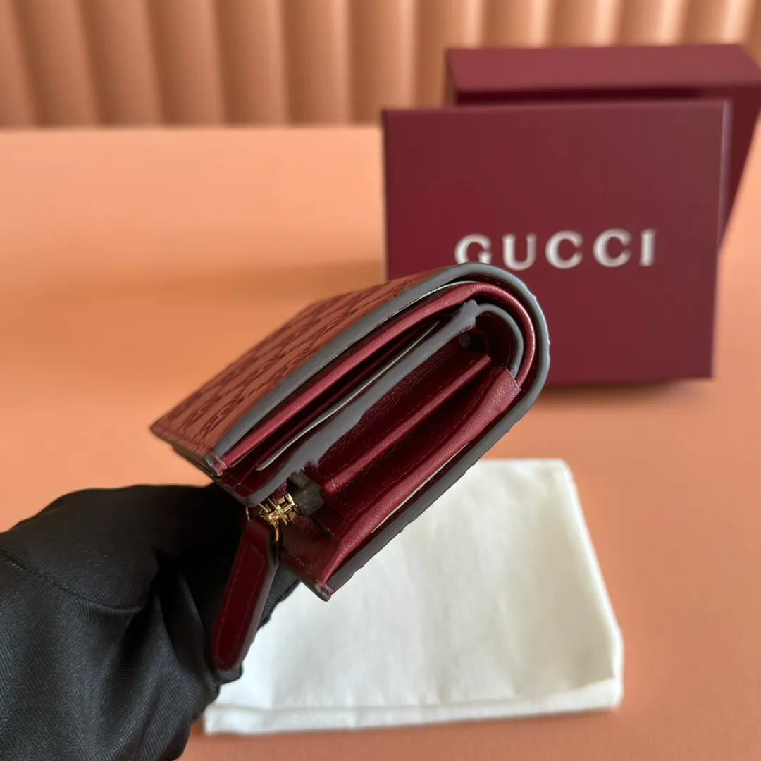 p440. 💋💋💋"With full set of original counter packaging"💕2025 autumn and winter series, GG Emblem series reinterprets the brand's timeless elegance and exquisite craftsmanship. This small wallet features six card compartments, an open pocket, a zip pocket and a bill compartment for added functionality. Gucci Rosso Ancora GG printed embossed cow leather, gold tone accessories, button closure, model number: 847208. Dimensions when closed: 11cm (W) x 8.5cm (H) x 3cm (D); Dimensions when open: 11cm (W) x 17.5cm (H) Weight: approx. 0.13kg Color: Embossed Anchor Red. Made in Italy