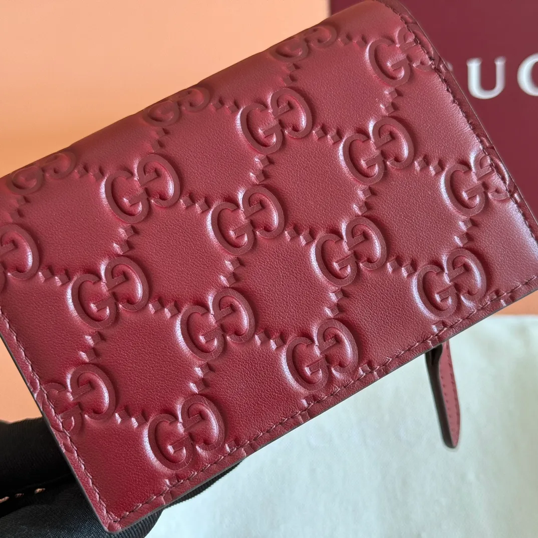 p440. 💋💋💋"With full set of original counter packaging"💕2025 autumn and winter series, GG Emblem series reinterprets the brand's timeless elegance and exquisite craftsmanship. This small wallet features six card compartments, an open pocket, a zip pocket and a bill compartment for added functionality. Gucci Rosso Ancora GG printed embossed cow leather, gold tone accessories, button closure, model number: 847208. Dimensions when closed: 11cm (W) x 8.5cm (H) x 3cm (D); Dimensions when open: 11cm (W) x 17.5cm (H) Weight: approx. 0.13kg Color: Embossed Anchor Red. Made in Italy