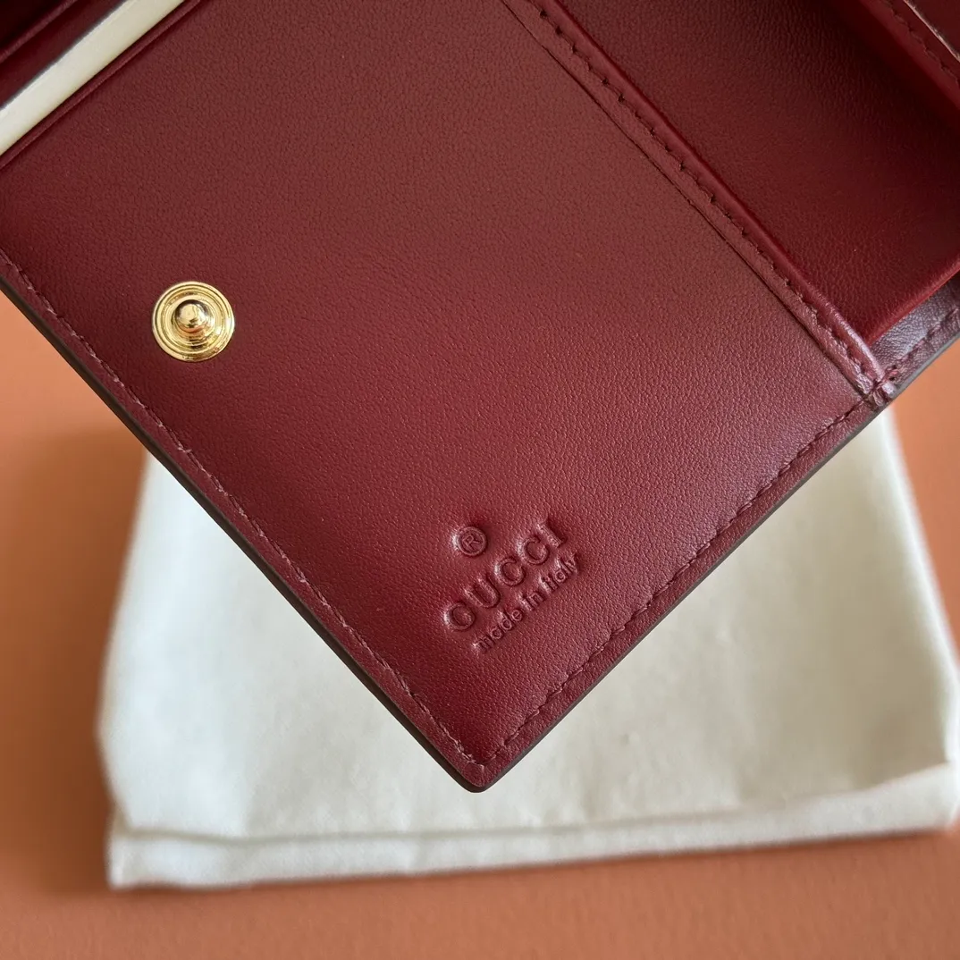 p440. 💋💋💋"With full set of original counter packaging"💕2025 autumn and winter series, GG Emblem series reinterprets the brand's timeless elegance and exquisite craftsmanship. This small wallet features six card compartments, an open pocket, a zip pocket and a bill compartment for added functionality. Gucci Rosso Ancora GG printed embossed cow leather, gold tone accessories, button closure, model number: 847208. Dimensions when closed: 11cm (W) x 8.5cm (H) x 3cm (D); Dimensions when open: 11cm (W) x 17.5cm (H) Weight: approx. 0.13kg Color: Embossed Anchor Red. Made in Italy
