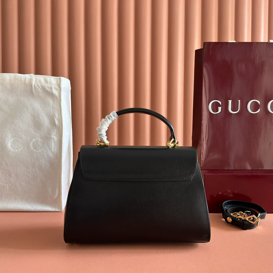 p1620. 📣📣📣【Original leather with 🌈full counter packaging】🔥🔥 Gucci Horsebit 1955 series medium handbag, model number 702049 The Gucci Horsebit 1955 series is presented in beige and ebony GG Supreme canvas. This series draws inspiration from archival designs and carefully combines the classic details of the brand's founding more than sixty years ago with the essence of modern fashion, highlighting the unique charm of the horsebit. This design pattern is inspired by the brand's equestrian origins and consists of two elements: a double ring and a long strip. It has become one of the brand's most recognizable iconic elements. Brown leather piping adds an elegant touch to the design. Hide Details Beige and ebony GG Supreme canvas Brown leather trim Shiny gold-tone hardware Horsebit closure Interior: 2 main compartments and 1 zipped pocket 50cm chain strap and 55cm removable leather shoulder strap Medium dimensions: 29cm (W) x 20cm (H) x 13cm (D)