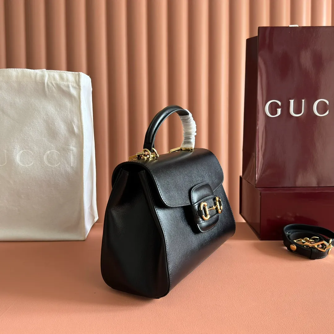 p1620. 📣📣📣【Original leather with 🌈full counter packaging】🔥🔥 Gucci Horsebit 1955 series medium handbag, model number 702049 The Gucci Horsebit 1955 series is presented in beige and ebony GG Supreme canvas. This series draws inspiration from archival designs and carefully combines the classic details of the brand's founding more than sixty years ago with the essence of modern fashion, highlighting the unique charm of the horsebit. This design pattern is inspired by the brand's equestrian origins and consists of two elements: a double ring and a long strip. It has become one of the brand's most recognizable iconic elements. Brown leather piping adds an elegant touch to the design. Hide Details Beige and ebony GG Supreme canvas Brown leather trim Shiny gold-tone hardware Horsebit closure Interior: 2 main compartments and 1 zipped pocket 50cm chain strap and 55cm removable leather shoulder strap Medium dimensions: 29cm (W) x 20cm (H) x 13cm (D)