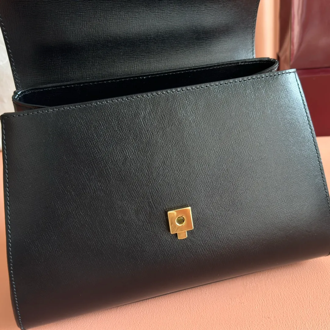 p1620. 📣📣📣【Original leather with 🌈full counter packaging】🔥🔥 Gucci Horsebit 1955 series medium handbag, model number 702049 The Gucci Horsebit 1955 series is presented in beige and ebony GG Supreme canvas. This series draws inspiration from archival designs and carefully combines the classic details of the brand's founding more than sixty years ago with the essence of modern fashion, highlighting the unique charm of the horsebit. This design pattern is inspired by the brand's equestrian origins and consists of two elements: a double ring and a long strip. It has become one of the brand's most recognizable iconic elements. Brown leather piping adds an elegant touch to the design. Hide Details Beige and ebony GG Supreme canvas Brown leather trim Shiny gold-tone hardware Horsebit closure Interior: 2 main compartments and 1 zipped pocket 50cm chain strap and 55cm removable leather shoulder strap Medium dimensions: 29cm (W) x 20cm (H) x 13cm (D)