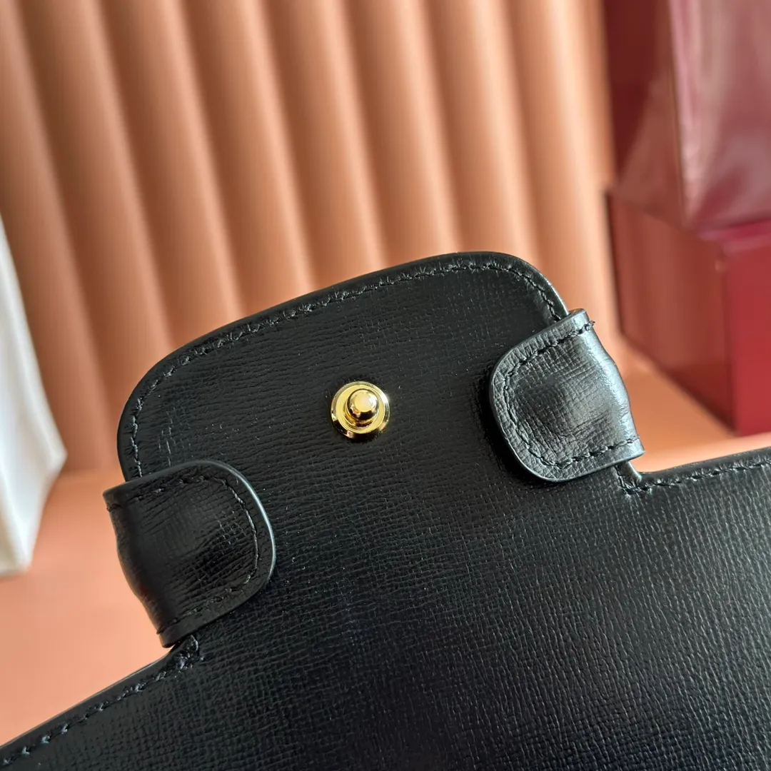 p1620. 📣📣📣【Original leather with 🌈full counter packaging】🔥🔥 Gucci Horsebit 1955 series medium handbag, model number 702049 The Gucci Horsebit 1955 series is presented in beige and ebony GG Supreme canvas. This series draws inspiration from archival designs and carefully combines the classic details of the brand's founding more than sixty years ago with the essence of modern fashion, highlighting the unique charm of the horsebit. This design pattern is inspired by the brand's equestrian origins and consists of two elements: a double ring and a long strip. It has become one of the brand's most recognizable iconic elements. Brown leather piping adds an elegant touch to the design. Hide Details Beige and ebony GG Supreme canvas Brown leather trim Shiny gold-tone hardware Horsebit closure Interior: 2 main compartments and 1 zipped pocket 50cm chain strap and 55cm removable leather shoulder strap Medium dimensions: 29cm (W) x 20cm (H) x 13cm (D)