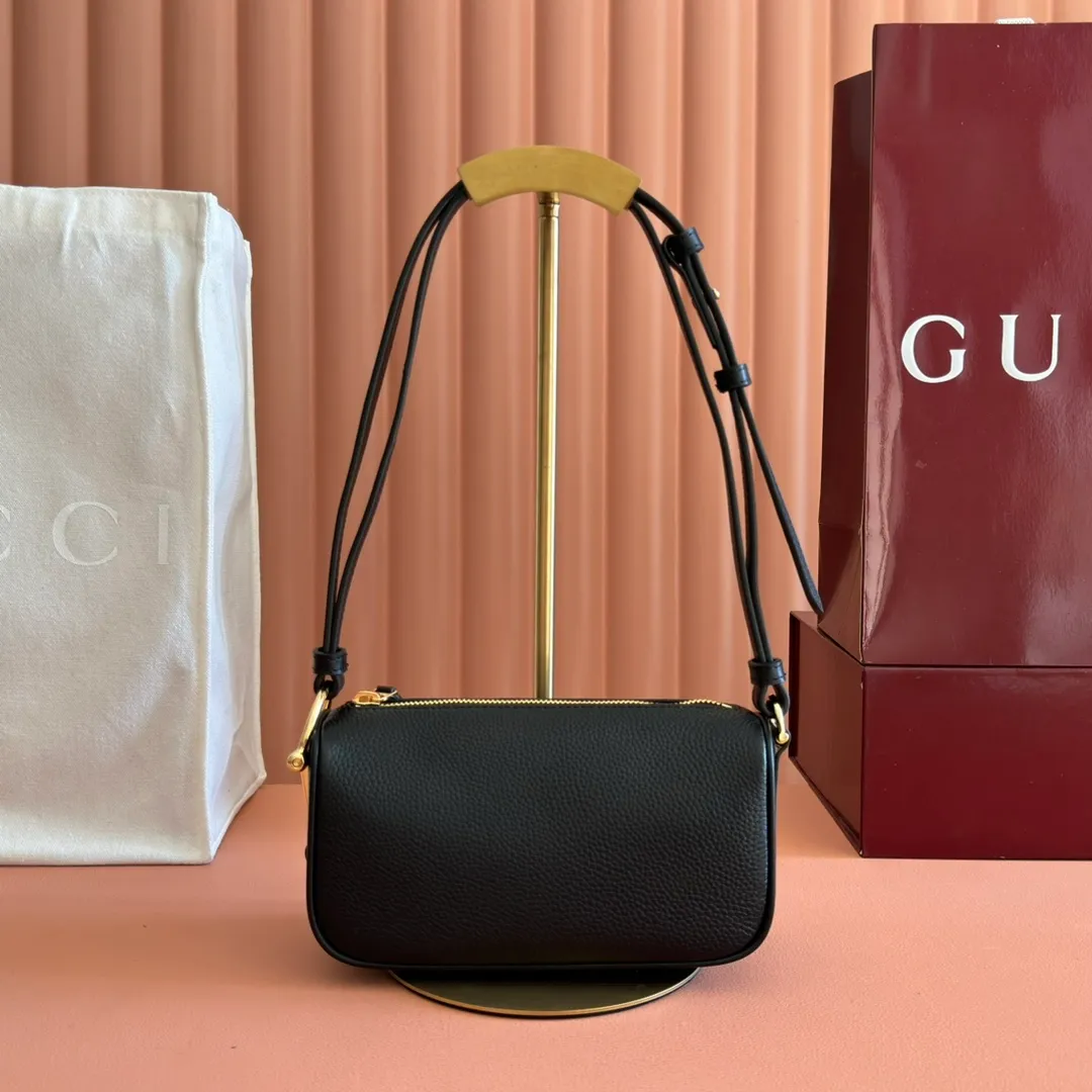 p1060💋💋💋【With full set of original counter packaging】The brand interprets iconic elements from a contemporary perspective and re-presents the Gucci half-horse bit design. It uses soft cow leather that fits the body shape to inject new style into classic accessories. This mini bag is crafted from soft grained leather and features a half horsebit detail on the side. Green grained soft leather. Light gold tone hardware. Tonal cotton and linen blend lining. Half horsebit buckle. Calf leather shoulder strap (23cm high). Zip closure. Ident.: 860784. Dimensions: 19cm (width) x 19.5cm (height) x 9cm (depth) Weight: approx. 272g Color: black/full leather.