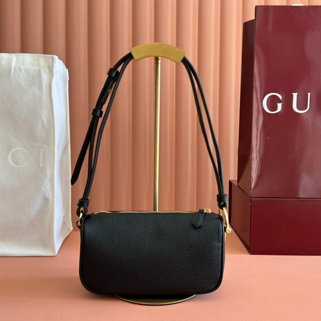 p1060💋💋💋【With full set of original counter packaging】The brand interprets iconic elements from a contemporary perspective and re-presents the Gucci half-horse bit design. It uses soft cow leather that fits the body shape to inject new style into classic accessories. This mini bag is crafted from soft grained leather and features a half horsebit detail on the side. Green grained soft leather. Light gold tone hardware. Tonal cotton and linen blend lining. Half horsebit buckle. Calf leather shoulder strap (23cm high). Zip closure. Ident.: 860784. Dimensions: 19cm (width) x 19.5cm (height) x 9cm (depth) Weight: approx. 272g Color: black/full leather.