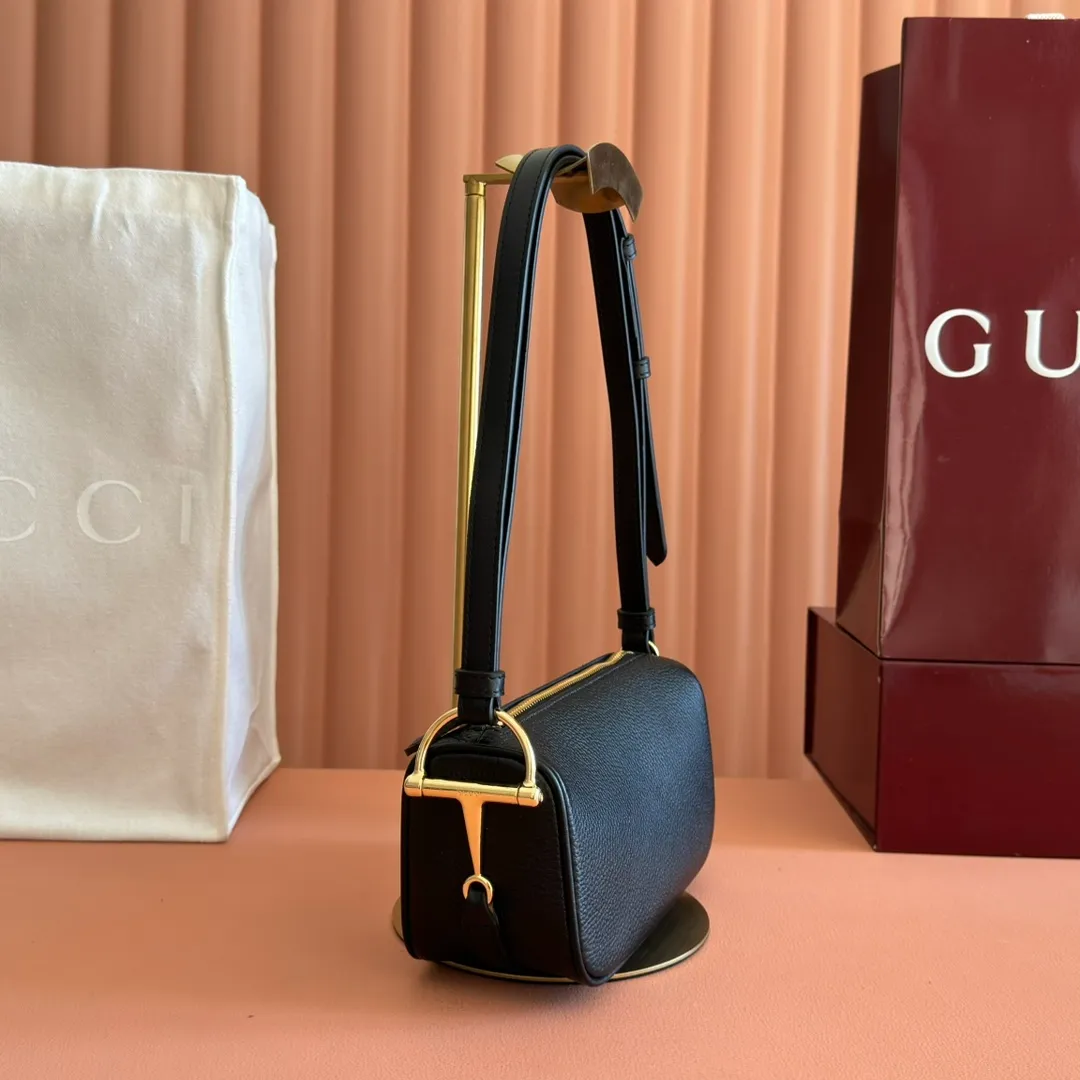 p1060💋💋💋【With full set of original counter packaging】The brand interprets iconic elements from a contemporary perspective and re-presents the Gucci half-horse bit design. It uses soft cow leather that fits the body shape to inject new style into classic accessories. This mini bag is crafted from soft grained leather and features a half horsebit detail on the side. Green grained soft leather. Light gold tone hardware. Tonal cotton and linen blend lining. Half horsebit buckle. Calf leather shoulder strap (23cm high). Zip closure. Ident.: 860784. Dimensions: 19cm (width) x 19.5cm (height) x 9cm (depth) Weight: approx. 272g Color: black/full leather.