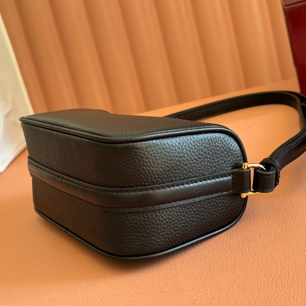 p1060💋💋💋【With full set of original counter packaging】The brand interprets iconic elements from a contemporary perspective and re-presents the Gucci half-horse bit design. It uses soft cow leather that fits the body shape to inject new style into classic accessories. This mini bag is crafted from soft grained leather and features a half horsebit detail on the side. Green grained soft leather. Light gold tone hardware. Tonal cotton and linen blend lining. Half horsebit buckle. Calf leather shoulder strap (23cm high). Zip closure. Ident.: 860784. Dimensions: 19cm (width) x 19.5cm (height) x 9cm (depth) Weight: approx. 272g Color: black/full leather.