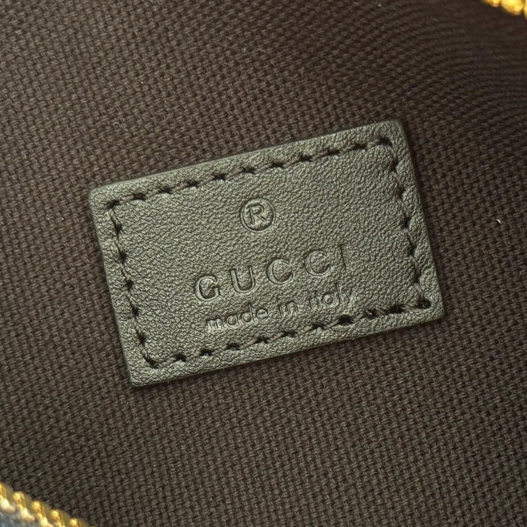 p1060💋💋💋【With full set of original counter packaging】The brand interprets iconic elements from a contemporary perspective and re-presents the Gucci half-horse bit design. It uses soft cow leather that fits the body shape to inject new style into classic accessories. This mini bag is crafted from soft grained leather and features a half horsebit detail on the side. Green grained soft leather. Light gold tone hardware. Tonal cotton and linen blend lining. Half horsebit buckle. Calf leather shoulder strap (23cm high). Zip closure. Ident.: 860784. Dimensions: 19cm (width) x 19.5cm (height) x 9cm (depth) Weight: approx. 272g Color: black/full leather.