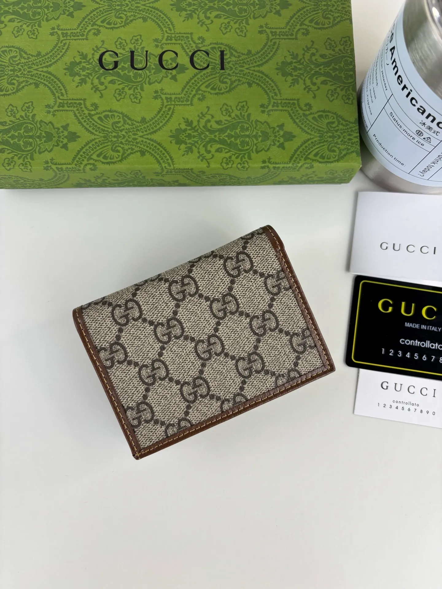💰150 GUCCl Gucci has newly launched this 1955 horsebit card holder made of GG Supreme high-grade artificial canvas and brown leather. This series adopts the double ring and long strip design that are in the same line as the handbag. This detail is inspired by the equestrian origin of the brand. It is one of Gucci's classic heritage and one of the brand's most representative symbolic elements. Style No.: 621887 Size: 11cm x 8.5cm x 3cm Color: Brown