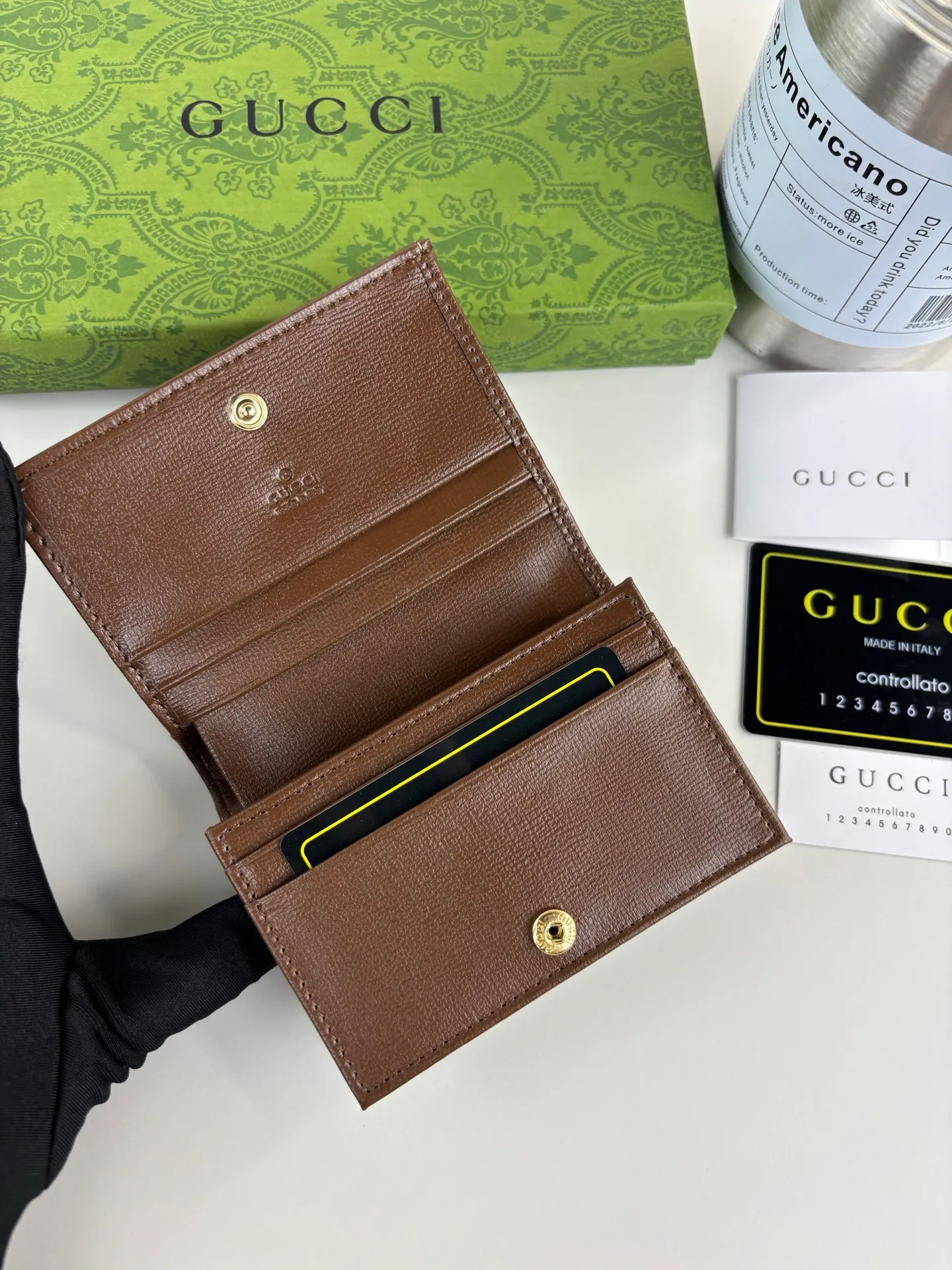 💰150 GUCCl Gucci has newly launched this 1955 horsebit card holder made of GG Supreme high-grade artificial canvas and brown leather. This series adopts the double ring and long strip design that are in the same line as the handbag. This detail is inspired by the equestrian origin of the brand. It is one of Gucci's classic heritage and one of the brand's most representative symbolic elements. Style No.: 621887 Size: 11cm x 8.5cm x 3cm Color: Brown