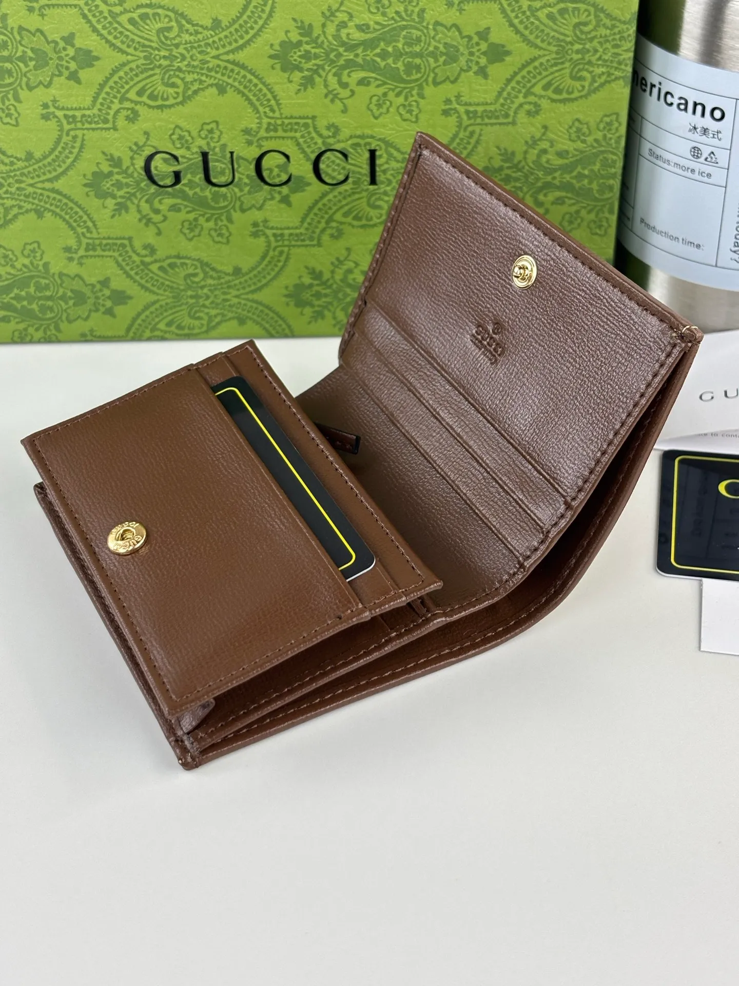 💰150 GUCCl Gucci has newly launched this 1955 horsebit card holder made of GG Supreme high-grade artificial canvas and brown leather. This series adopts the double ring and long strip design that are in the same line as the handbag. This detail is inspired by the equestrian origin of the brand. It is one of Gucci's classic heritage and one of the brand's most representative symbolic elements. Style No.: 621887 Size: 11cm x 8.5cm x 3cm Color: Brown