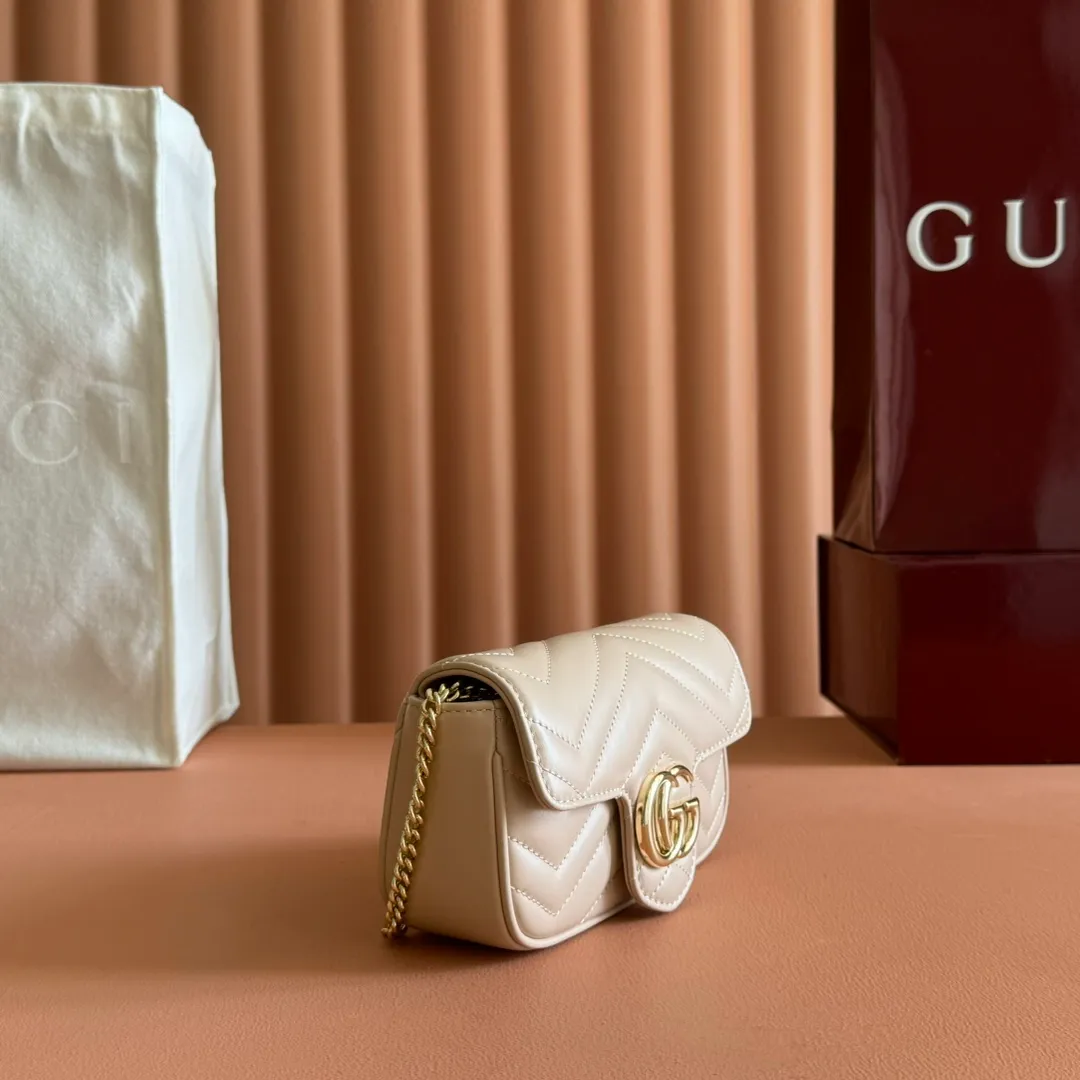 p800💋💋💋[Original leather configuration counter complete package] GG Marmont series super mini handbags This GG Marmont series super mini handbags are crafted from quilted V-shaped leather and are beautifully presented in exquisite light pink tones, adding a dazzling new work to the 2025 early spring series. This piece is embellished with the collection's iconic Double G hardware, a heritage logo from the 1970s that has become a classic symbol of the brand. Light pink quilted V-shaped leather Light gold-tone hardware Suede-textured microfiber lining Supplied with keychain, can be attached separately to the bag Double G Chain shoulder strap (60cm high) Weight: approx. 0.35kg Super mini dimensions: 16.5cm (W) x 10cm (H) x 4.5cm (D) Made in Italy Holds up to: iPhone Pro Max/Plus, Airpods, card holder and lipstick Model: 476433. Size: 16.5 (length) x 10 (height) x 4.5cm (thickness) Color: light apricot leather/original leather. Made in Italy