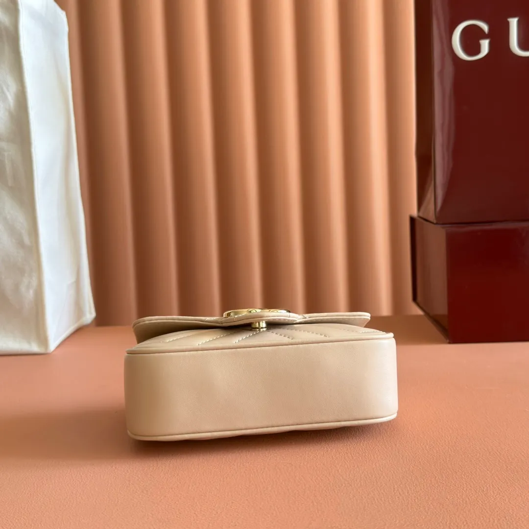 p800💋💋💋[Original leather configuration counter complete package] GG Marmont series super mini handbags This GG Marmont series super mini handbags are crafted from quilted V-shaped leather and are beautifully presented in exquisite light pink tones, adding a dazzling new work to the 2025 early spring series. This piece is embellished with the collection's iconic Double G hardware, a heritage logo from the 1970s that has become a classic symbol of the brand. Light pink quilted V-shaped leather Light gold-tone hardware Suede-textured microfiber lining Supplied with keychain, can be attached separately to the bag Double G Chain shoulder strap (60cm high) Weight: approx. 0.35kg Super mini dimensions: 16.5cm (W) x 10cm (H) x 4.5cm (D) Made in Italy Holds up to: iPhone Pro Max/Plus, Airpods, card holder and lipstick Model: 476433. Size: 16.5 (length) x 10 (height) x 4.5cm (thickness) Color: light apricot leather/original leather. Made in Italy