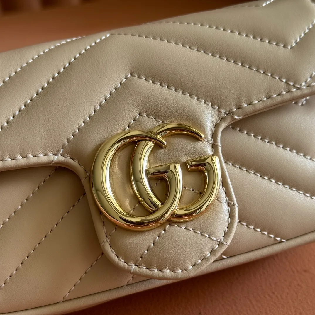 p800💋💋💋[Original leather configuration counter complete package] GG Marmont series super mini handbags This GG Marmont series super mini handbags are crafted from quilted V-shaped leather and are beautifully presented in exquisite light pink tones, adding a dazzling new work to the 2025 early spring series. This piece is embellished with the collection's iconic Double G hardware, a heritage logo from the 1970s that has become a classic symbol of the brand. Light pink quilted V-shaped leather Light gold-tone hardware Suede-textured microfiber lining Supplied with keychain, can be attached separately to the bag Double G Chain shoulder strap (60cm high) Weight: approx. 0.35kg Super mini dimensions: 16.5cm (W) x 10cm (H) x 4.5cm (D) Made in Italy Holds up to: iPhone Pro Max/Plus, Airpods, card holder and lipstick Model: 476433. Size: 16.5 (length) x 10 (height) x 4.5cm (thickness) Color: light apricot leather/original leather. Made in Italy