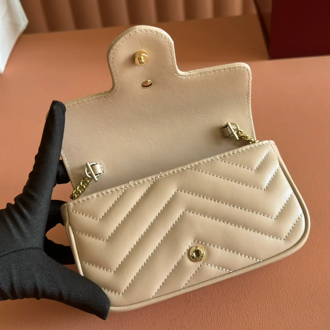 p800💋💋💋[Original leather configuration counter complete package] GG Marmont series super mini handbags This GG Marmont series super mini handbags are crafted from quilted V-shaped leather and are beautifully presented in exquisite light pink tones, adding a dazzling new work to the 2025 early spring series. This piece is embellished with the collection's iconic Double G hardware, a heritage logo from the 1970s that has become a classic symbol of the brand. Light pink quilted V-shaped leather Light gold-tone hardware Suede-textured microfiber lining Supplied with keychain, can be attached separately to the bag Double G Chain shoulder strap (60cm high) Weight: approx. 0.35kg Super mini dimensions: 16.5cm (W) x 10cm (H) x 4.5cm (D) Made in Italy Holds up to: iPhone Pro Max/Plus, Airpods, card holder and lipstick Model: 476433. Size: 16.5 (length) x 10 (height) x 4.5cm (thickness) Color: light apricot leather/original leather. Made in Italy