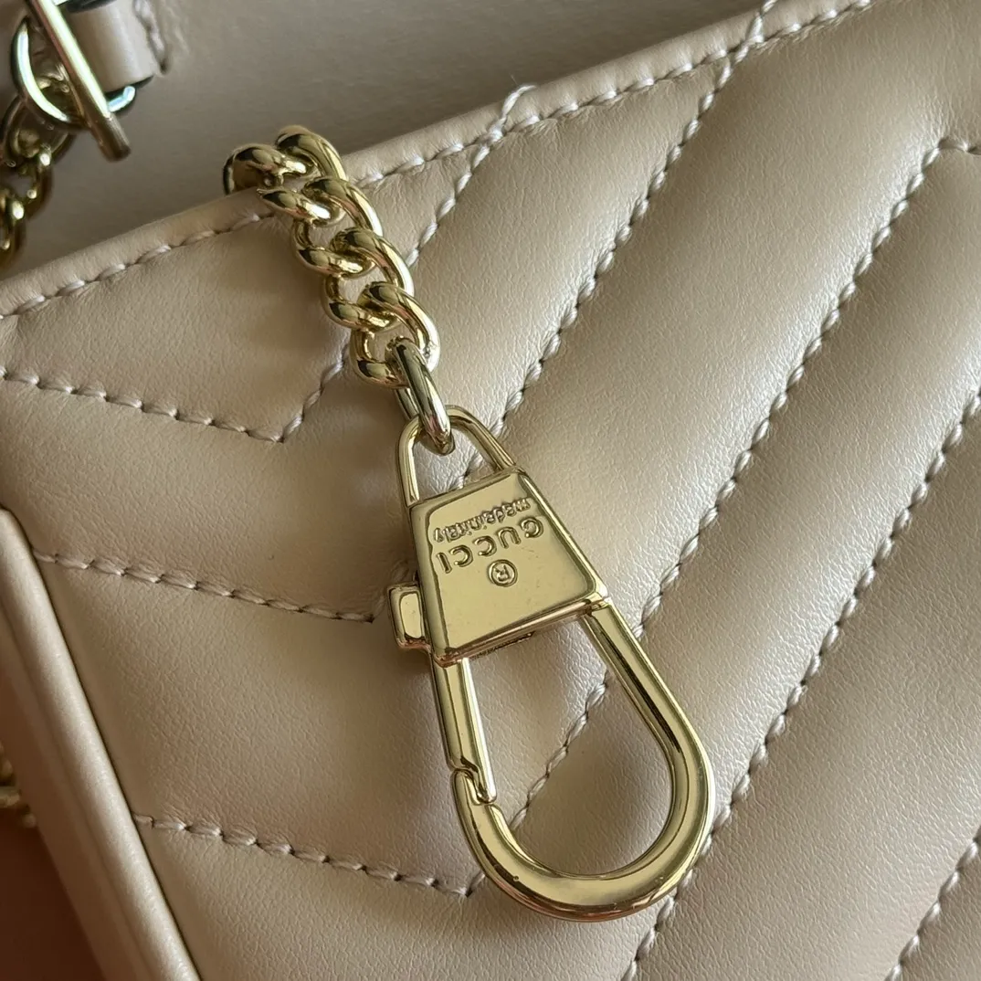 p800💋💋💋[Original leather configuration counter complete package] GG Marmont series super mini handbags This GG Marmont series super mini handbags are crafted from quilted V-shaped leather and are beautifully presented in exquisite light pink tones, adding a dazzling new work to the 2025 early spring series. This piece is embellished with the collection's iconic Double G hardware, a heritage logo from the 1970s that has become a classic symbol of the brand. Light pink quilted V-shaped leather Light gold-tone hardware Suede-textured microfiber lining Supplied with keychain, can be attached separately to the bag Double G Chain shoulder strap (60cm high) Weight: approx. 0.35kg Super mini dimensions: 16.5cm (W) x 10cm (H) x 4.5cm (D) Made in Italy Holds up to: iPhone Pro Max/Plus, Airpods, card holder and lipstick Model: 476433. Size: 16.5 (length) x 10 (height) x 4.5cm (thickness) Color: light apricot leather/original leather. Made in Italy