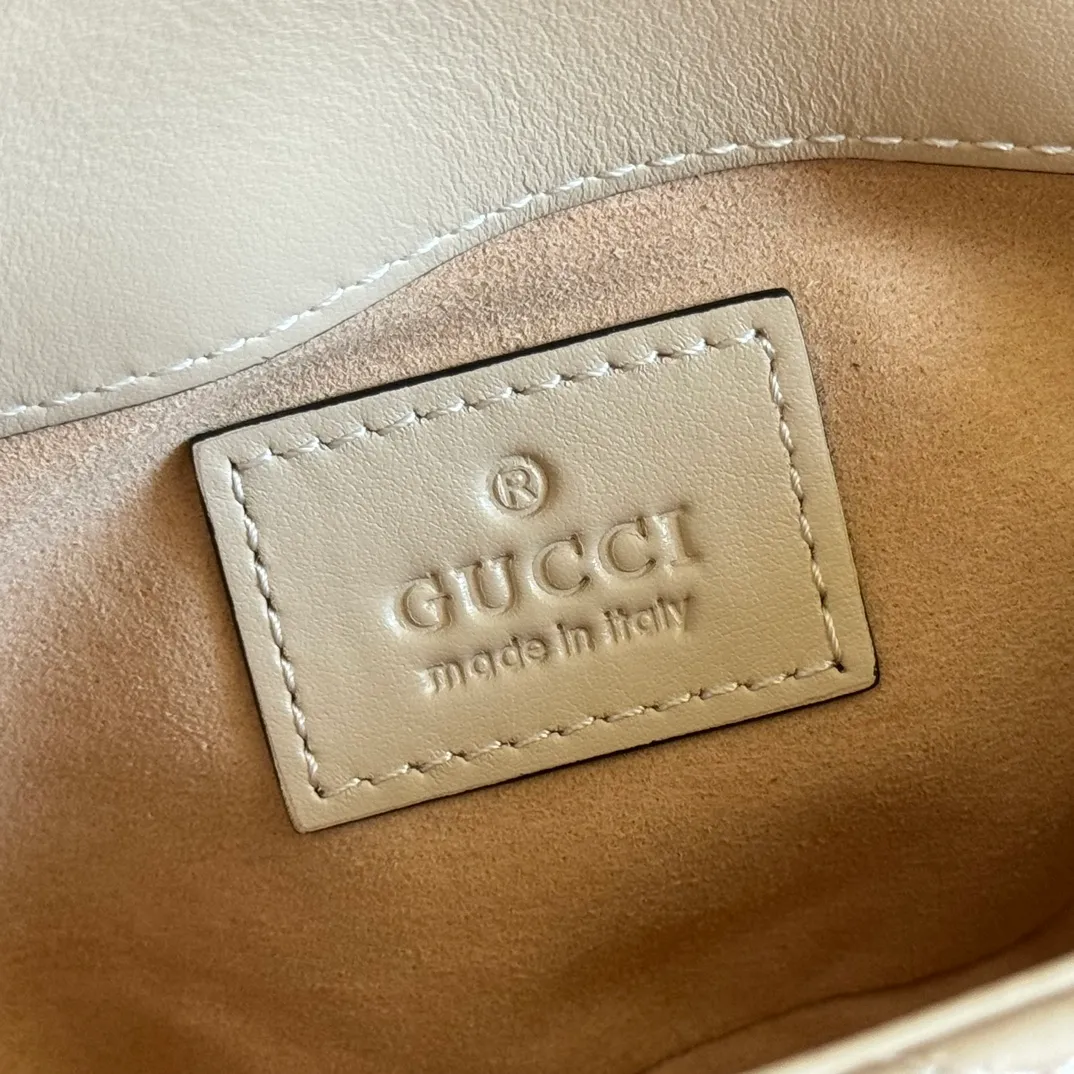 p800💋💋💋[Original leather configuration counter complete package] GG Marmont series super mini handbags This GG Marmont series super mini handbags are crafted from quilted V-shaped leather and are beautifully presented in exquisite light pink tones, adding a dazzling new work to the 2025 early spring series. This piece is embellished with the collection's iconic Double G hardware, a heritage logo from the 1970s that has become a classic symbol of the brand. Light pink quilted V-shaped leather Light gold-tone hardware Suede-textured microfiber lining Supplied with keychain, can be attached separately to the bag Double G Chain shoulder strap (60cm high) Weight: approx. 0.35kg Super mini dimensions: 16.5cm (W) x 10cm (H) x 4.5cm (D) Made in Italy Holds up to: iPhone Pro Max/Plus, Airpods, card holder and lipstick Model: 476433. Size: 16.5 (length) x 10 (height) x 4.5cm (thickness) Color: light apricot leather/original leather. Made in Italy