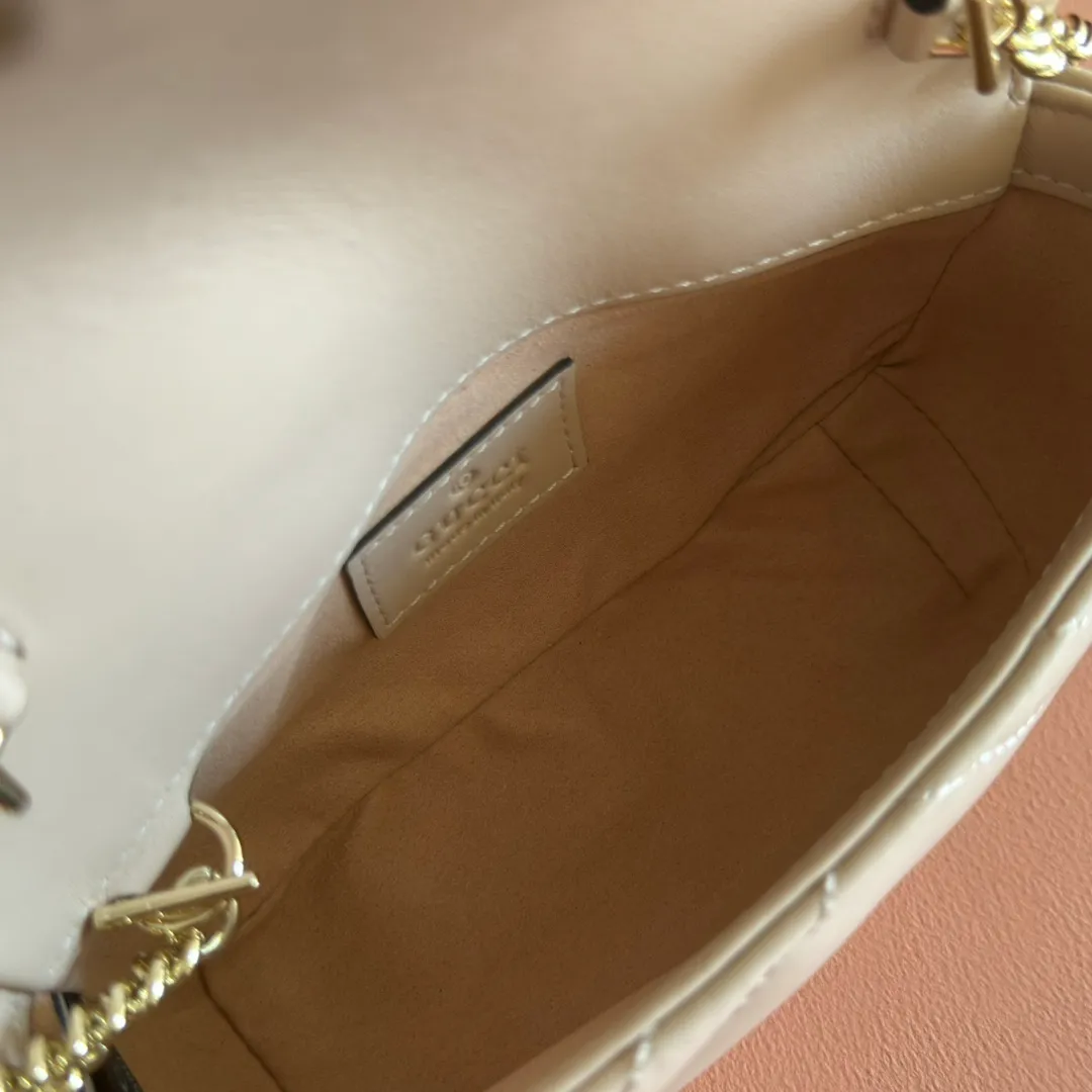 p800💋💋💋[Original leather configuration counter complete package] GG Marmont series super mini handbags This GG Marmont series super mini handbags are crafted from quilted V-shaped leather and are beautifully presented in exquisite light pink tones, adding a dazzling new work to the 2025 early spring series. This piece is embellished with the collection's iconic Double G hardware, a heritage logo from the 1970s that has become a classic symbol of the brand. Light pink quilted V-shaped leather Light gold-tone hardware Suede-textured microfiber lining Supplied with keychain, can be attached separately to the bag Double G Chain shoulder strap (60cm high) Weight: approx. 0.35kg Super mini dimensions: 16.5cm (W) x 10cm (H) x 4.5cm (D) Made in Italy Holds up to: iPhone Pro Max/Plus, Airpods, card holder and lipstick Model: 476433. Size: 16.5 (length) x 10 (height) x 4.5cm (thickness) Color: light apricot leather/original leather. Made in Italy