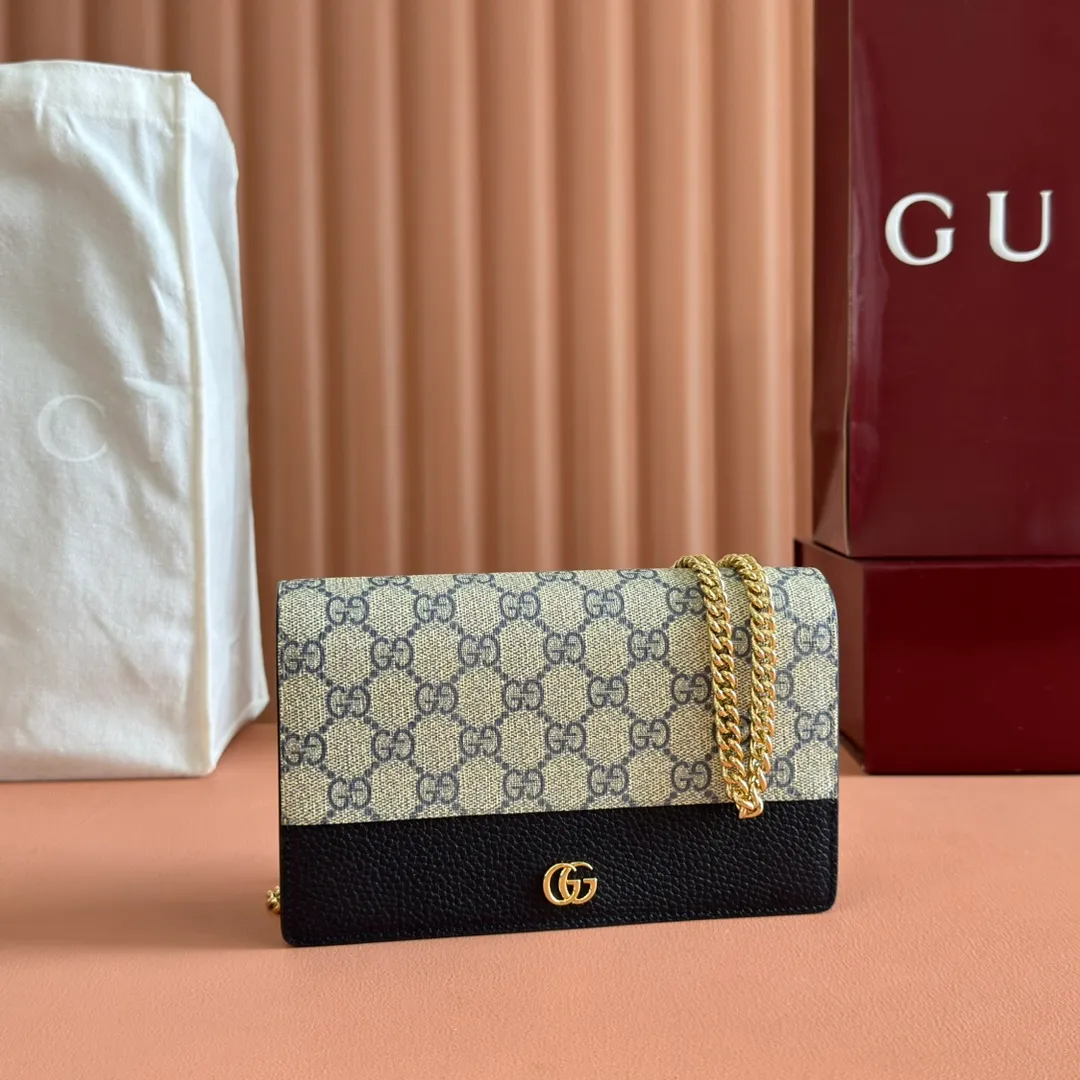 p660. 📣📣📣【Combined with original counter packaging】GG Marmont series This GG Marmont series chain bag is made of classic and durable black leather, adding another classic to the "Aria-Fashion Aria" series. The Double G accessory originates from the belt buckle design of the 1970s, and is reinterpreted on this wallet in tone-on-tone resin. The classic design is combined with a monochromatic color scheme to highlight the modern fashion style. Model: 497985. Size: 20*12.5*4cm. Color: pvc blue