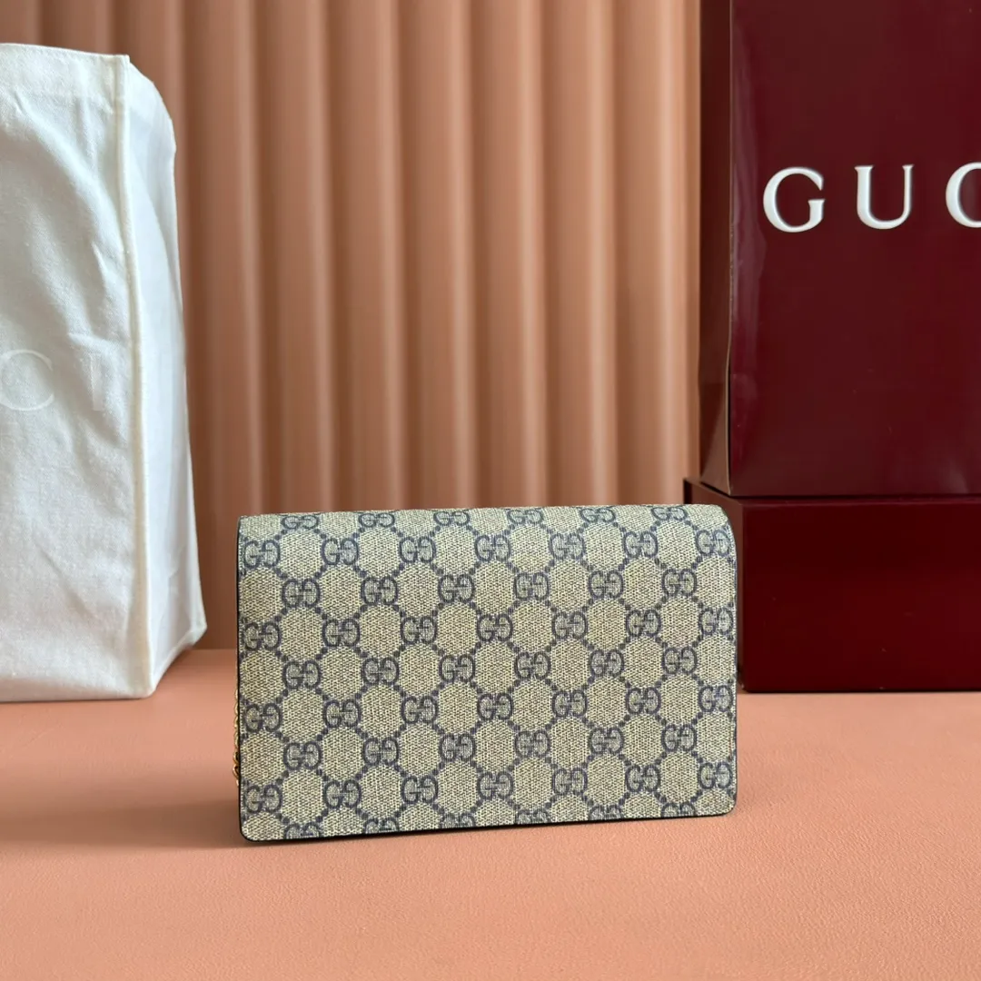 p660. 📣📣📣【Combined with original counter packaging】GG Marmont series This GG Marmont series chain bag is made of classic and durable black leather, adding another classic to the "Aria-Fashion Aria" series. The Double G accessory originates from the belt buckle design of the 1970s, and is reinterpreted on this wallet in tone-on-tone resin. The classic design is combined with a monochromatic color scheme to highlight the modern fashion style. Model: 497985. Size: 20*12.5*4cm. Color: pvc blue