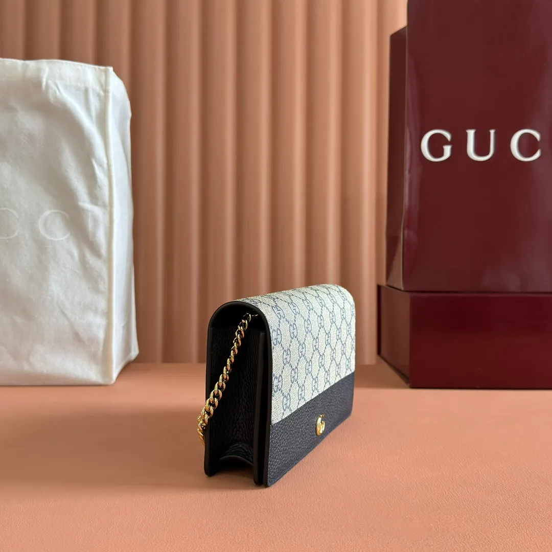 p660. 📣📣📣【Combined with original counter packaging】GG Marmont series This GG Marmont series chain bag is made of classic and durable black leather, adding another classic to the "Aria-Fashion Aria" series. The Double G accessory originates from the belt buckle design of the 1970s, and is reinterpreted on this wallet in tone-on-tone resin. The classic design is combined with a monochromatic color scheme to highlight the modern fashion style. Model: 497985. Size: 20*12.5*4cm. Color: pvc blue