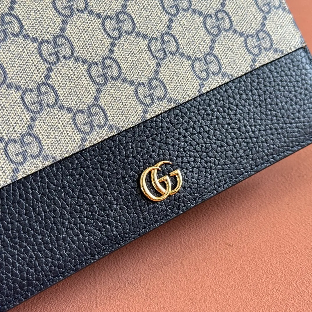 p660. 📣📣📣【Combined with original counter packaging】GG Marmont series This GG Marmont series chain bag is made of classic and durable black leather, adding another classic to the "Aria-Fashion Aria" series. The Double G accessory originates from the belt buckle design of the 1970s, and is reinterpreted on this wallet in tone-on-tone resin. The classic design is combined with a monochromatic color scheme to highlight the modern fashion style. Model: 497985. Size: 20*12.5*4cm. Color: pvc blue