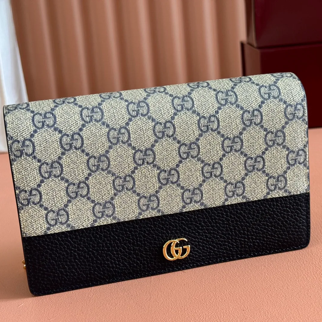 p660. 📣📣📣【Combined with original counter packaging】GG Marmont series This GG Marmont series chain bag is made of classic and durable black leather, adding another classic to the "Aria-Fashion Aria" series. The Double G accessory originates from the belt buckle design of the 1970s, and is reinterpreted on this wallet in tone-on-tone resin. The classic design is combined with a monochromatic color scheme to highlight the modern fashion style. Model: 497985. Size: 20*12.5*4cm. Color: pvc blue